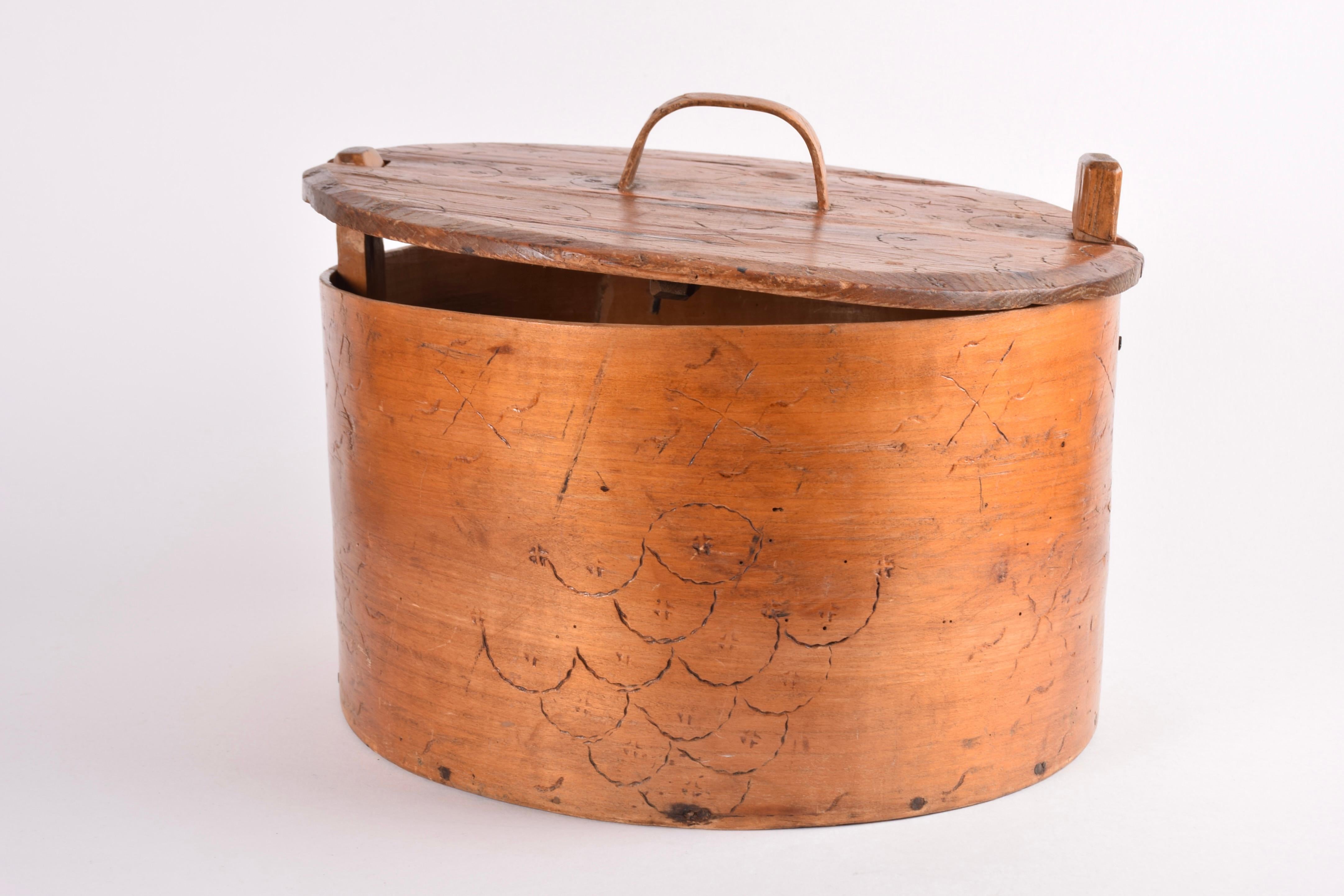 Folk Art Antique Scandinavian Round Storage Box “Tejne” Decorated Pine, Late 19th Century For Sale
