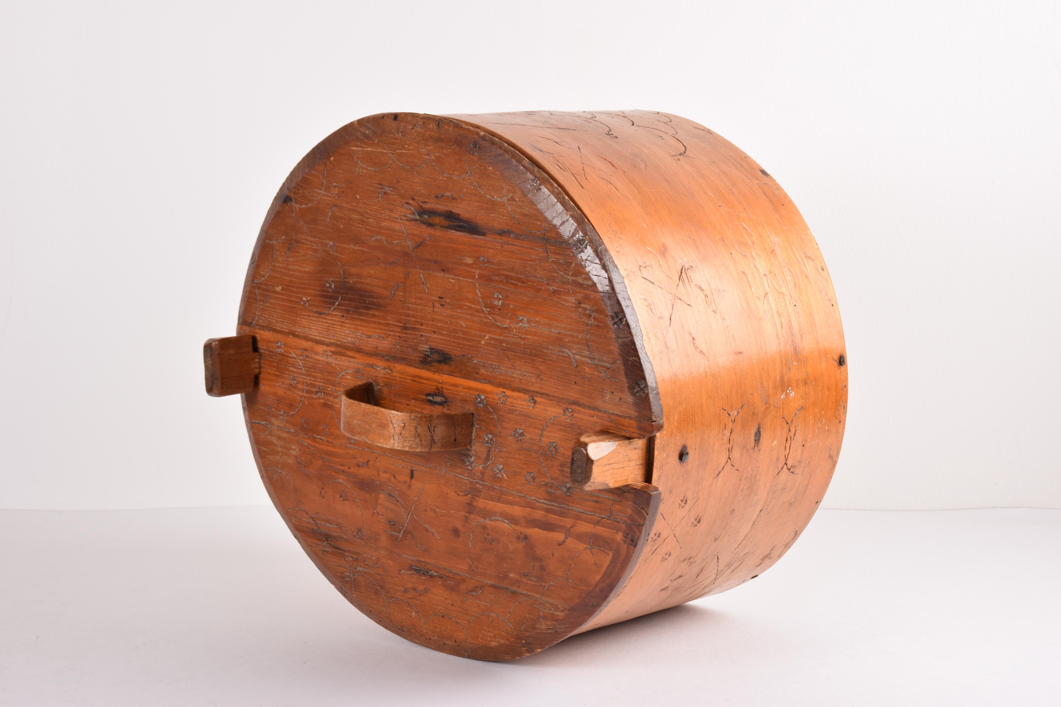 Antique Scandinavian Round Storage Box “Tejne” Decorated Pine, Late 19th Century In Fair Condition For Sale In Aarhus C, DK
