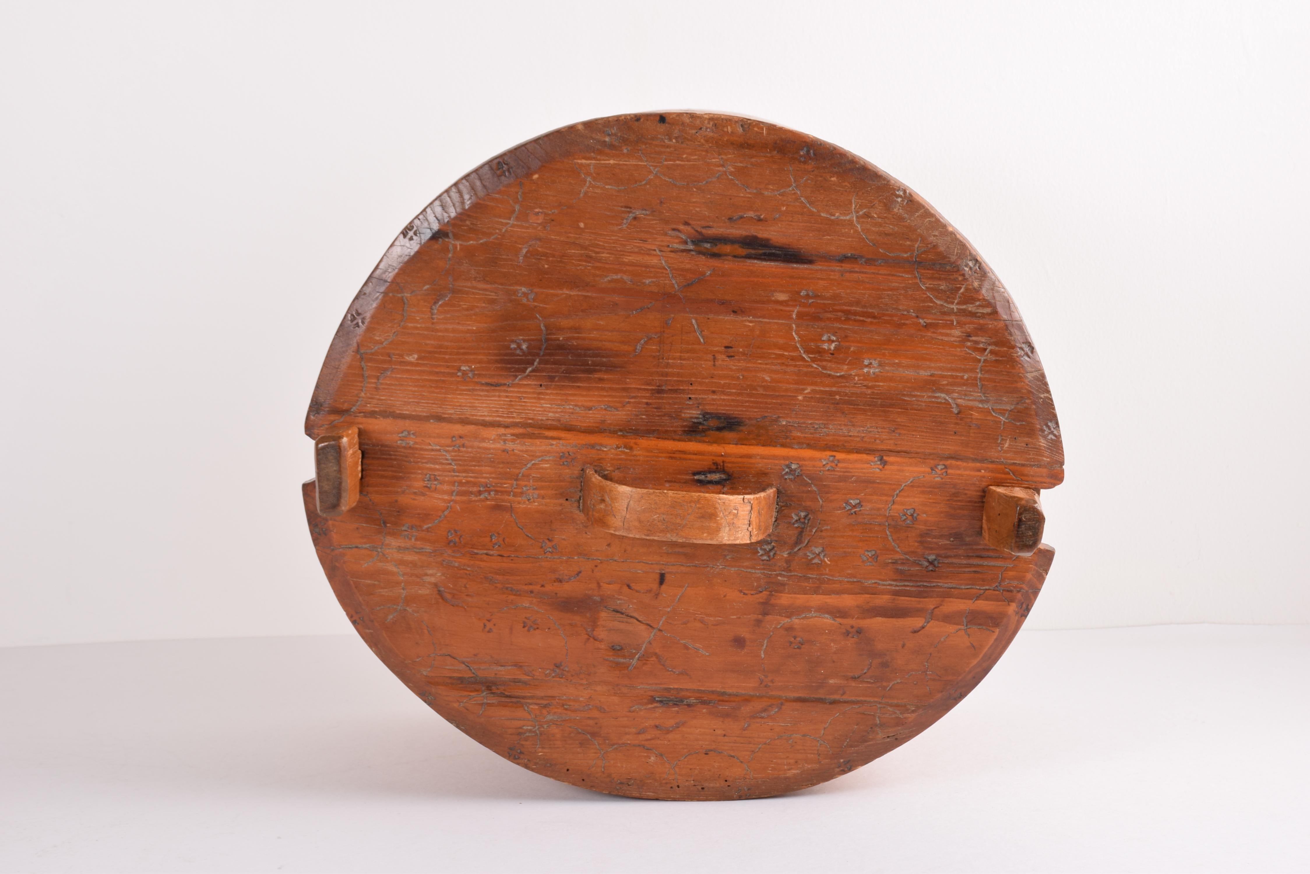 Wood Antique Scandinavian Round Storage Box “Tejne” Decorated Pine, Late 19th Century For Sale