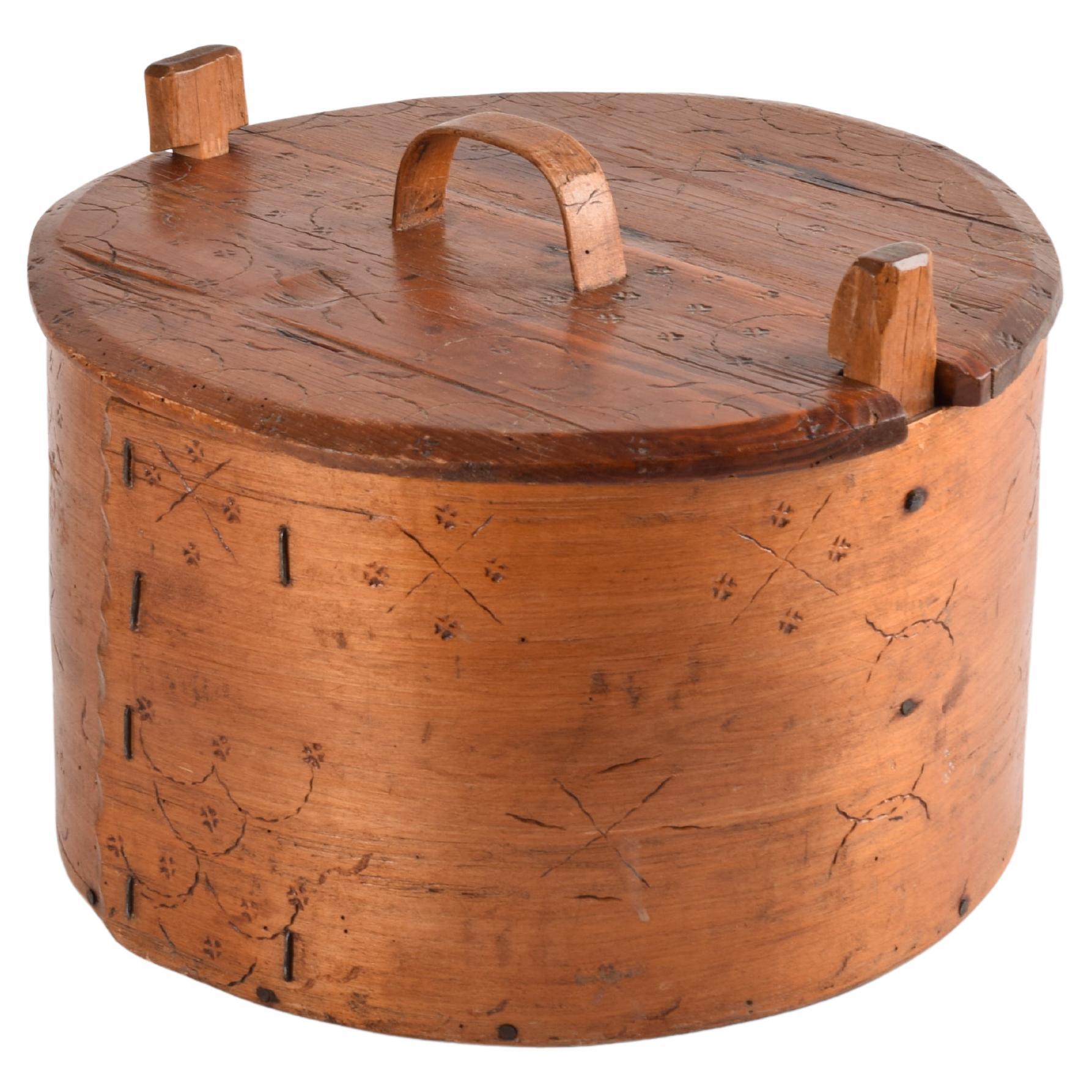 Boîte de rangement ronde scandinave ancienne en pin décoré Tejne, fin du 19ème siècle