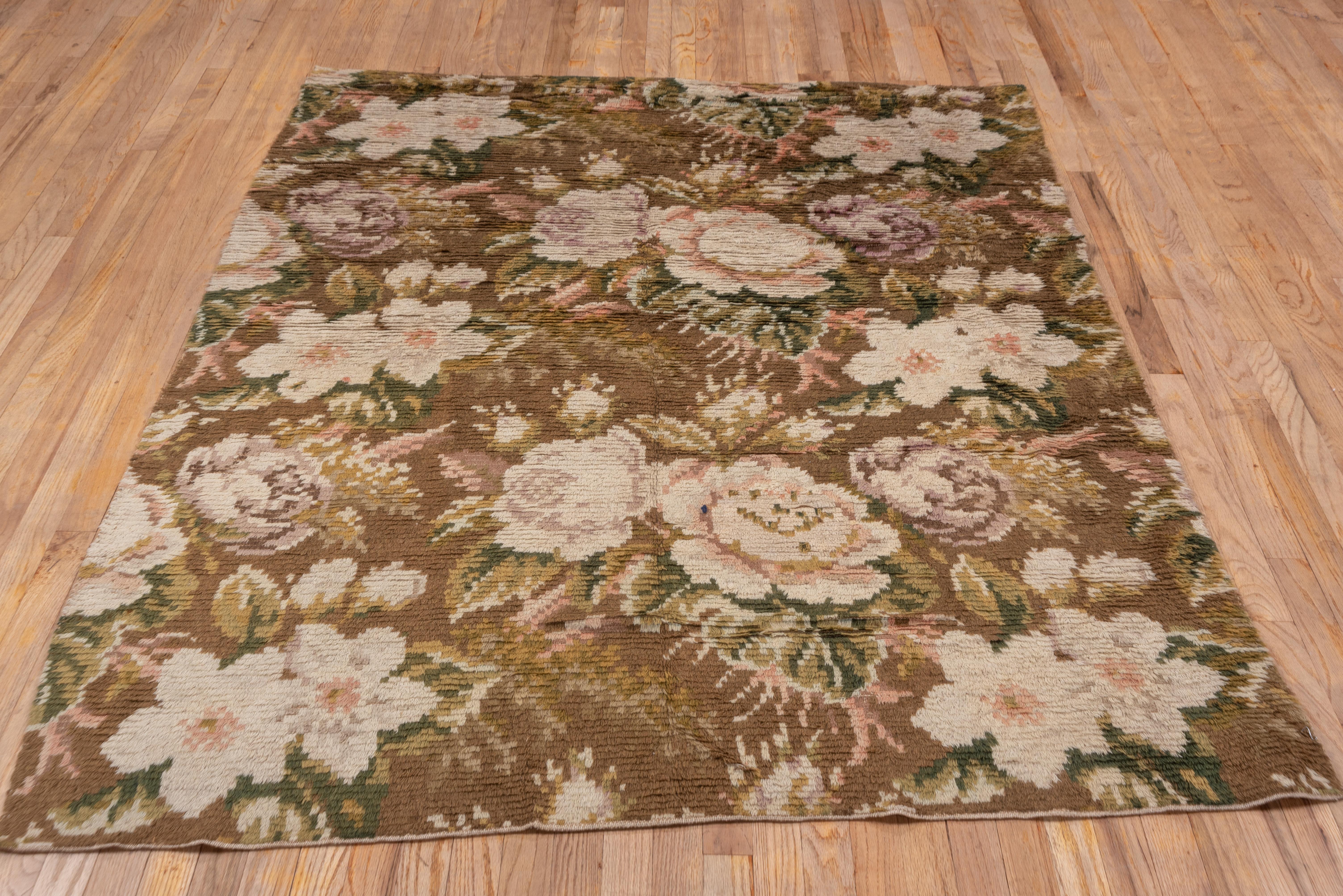 Scandinave Tapis Rya scandinave ancien, terrain entièrement recouvert, accents brun, vert et rose en vente