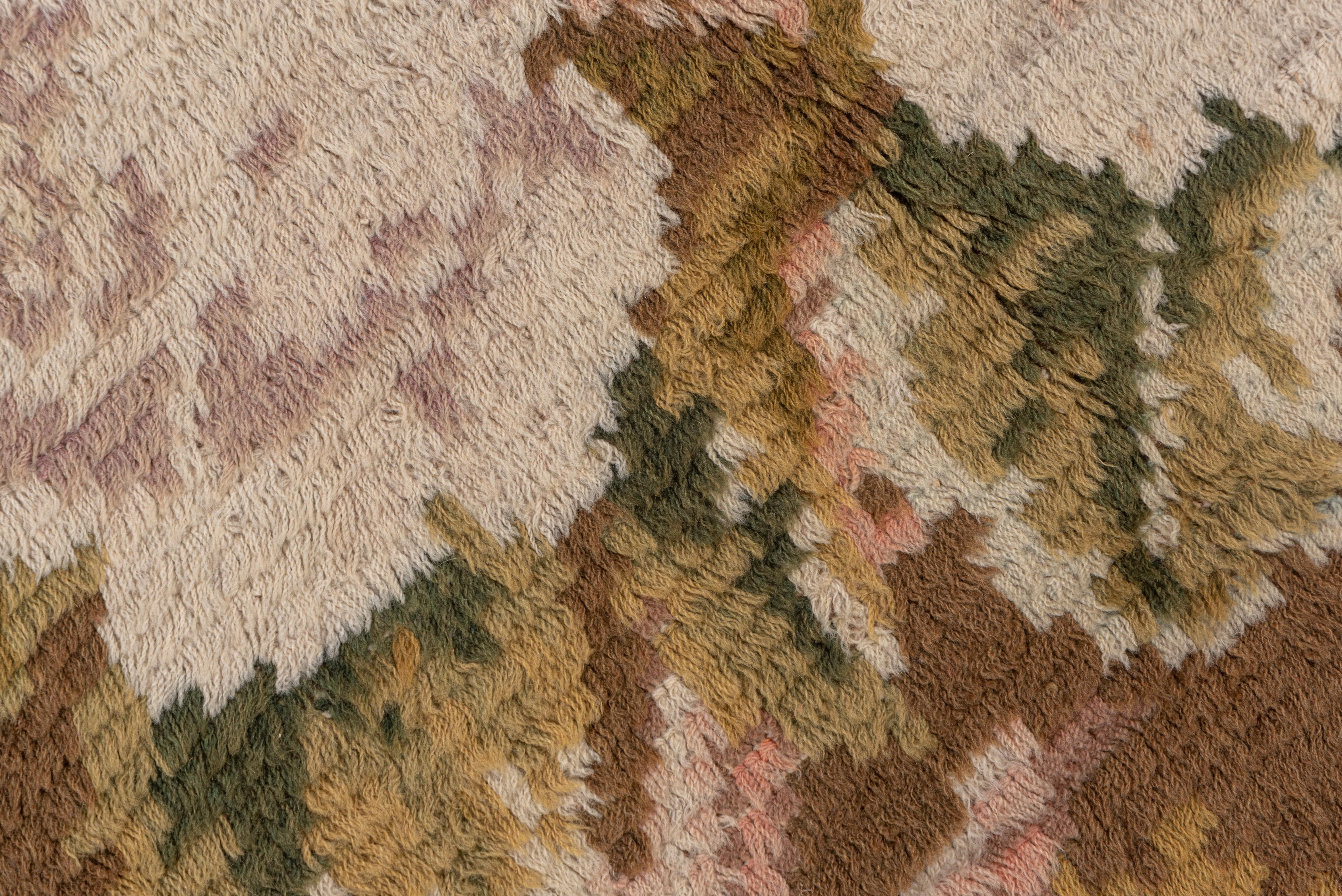 Tapis Rya scandinave ancien, terrain entièrement recouvert, accents brun, vert et rose Bon état - En vente à New York, NY