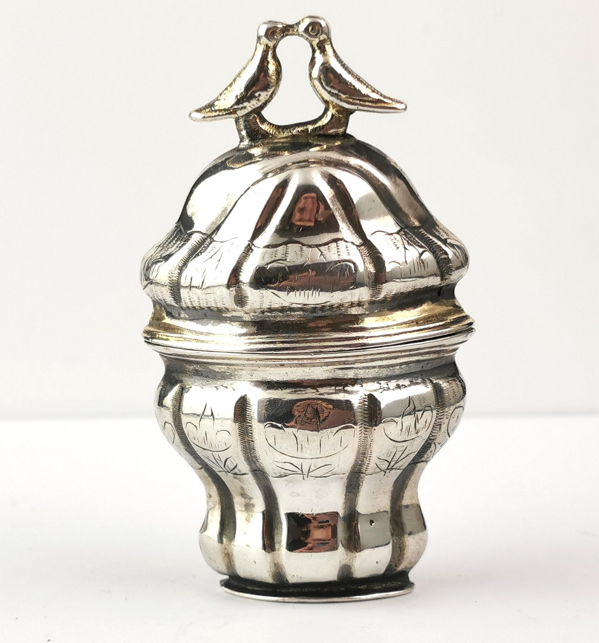 Antike skandinavische Silber marriage box, Liebesvögel, 18. Jahrhundert  im Angebot 1