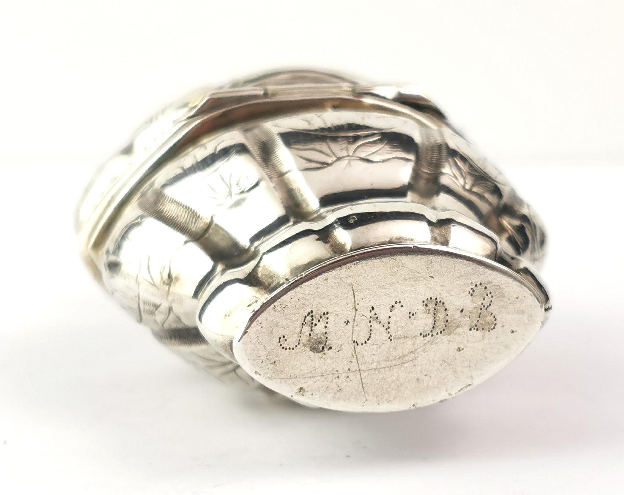 Antike skandinavische Silber marriage box, Liebesvögel, 18. Jahrhundert  im Angebot 3