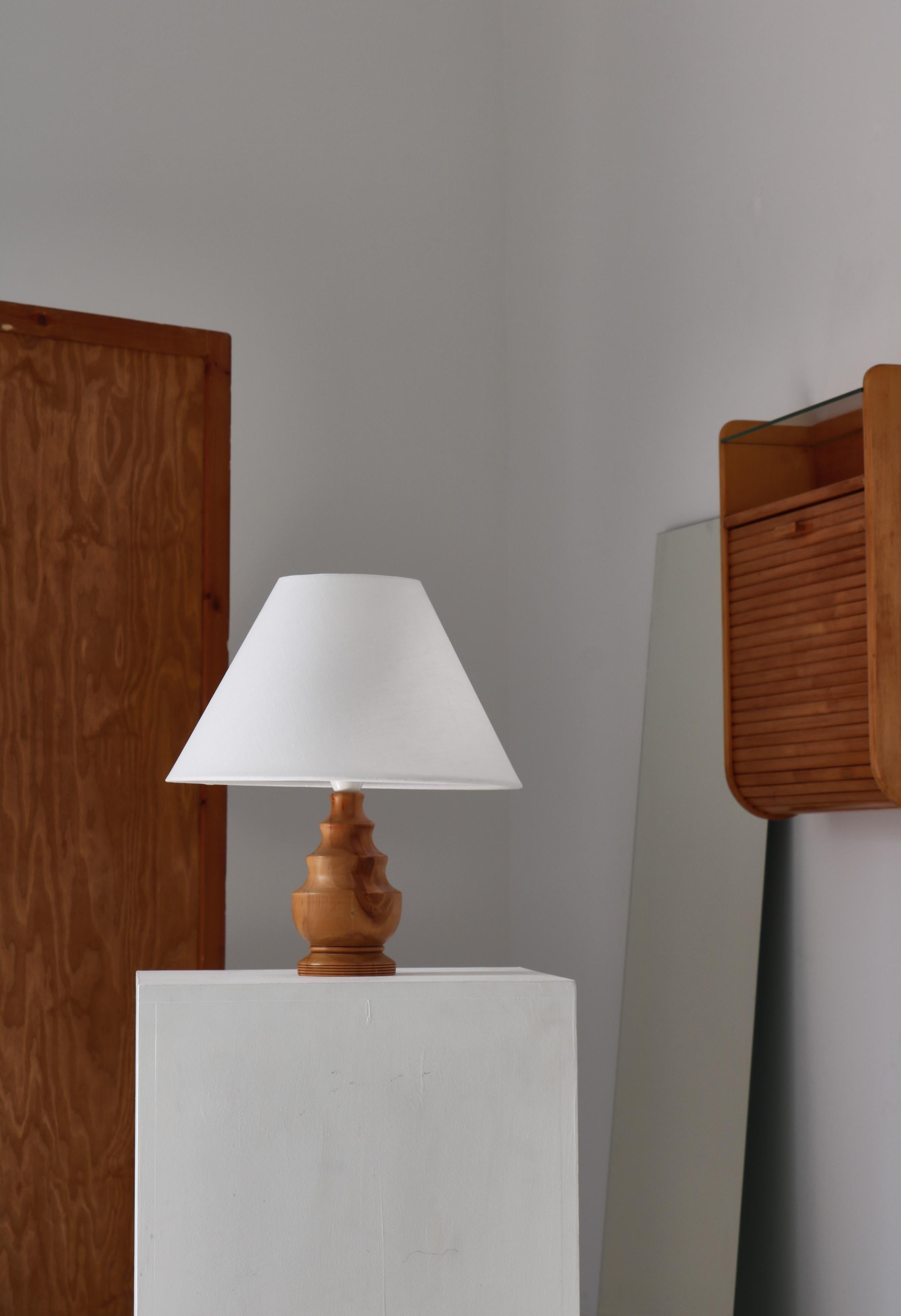 Lampe de bureau scandinave ancienne en bois tourné fabriquée à la main au Danemark, années 1940 en vente 6
