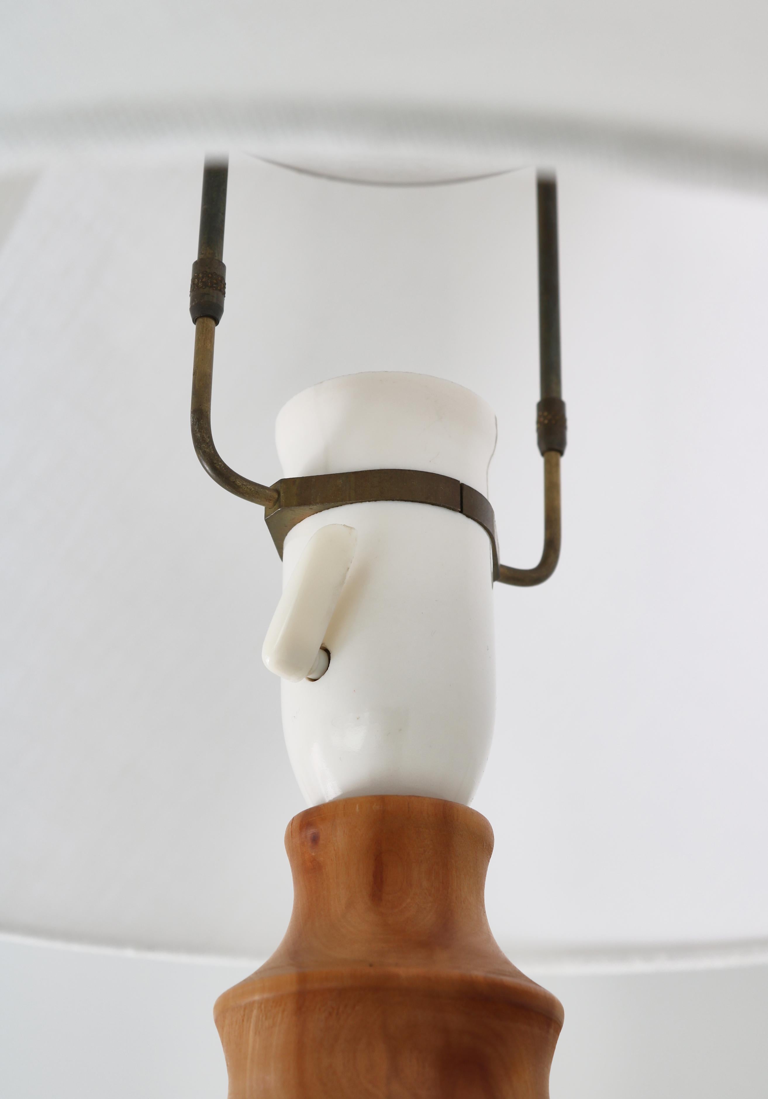 Mid-20th Century Antique Scandinavian Turned Wooden Table Lamp Handmade in Denmark, 1940s For Sale