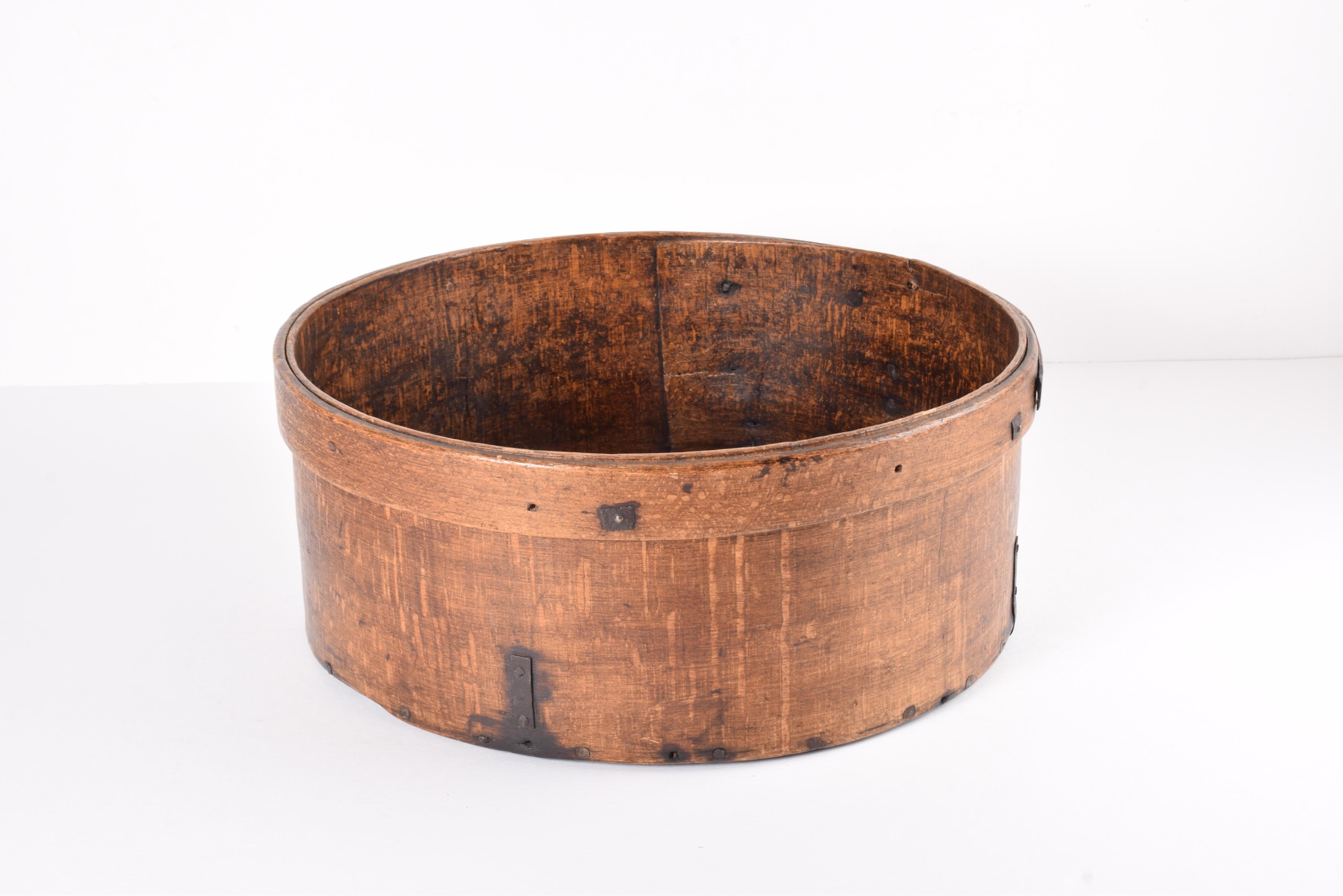Antique Scandinavian Very Large Wooden Basket Dark Bent Wood ca 1850s In Fair Condition For Sale In Silkeborg, Silkeborg