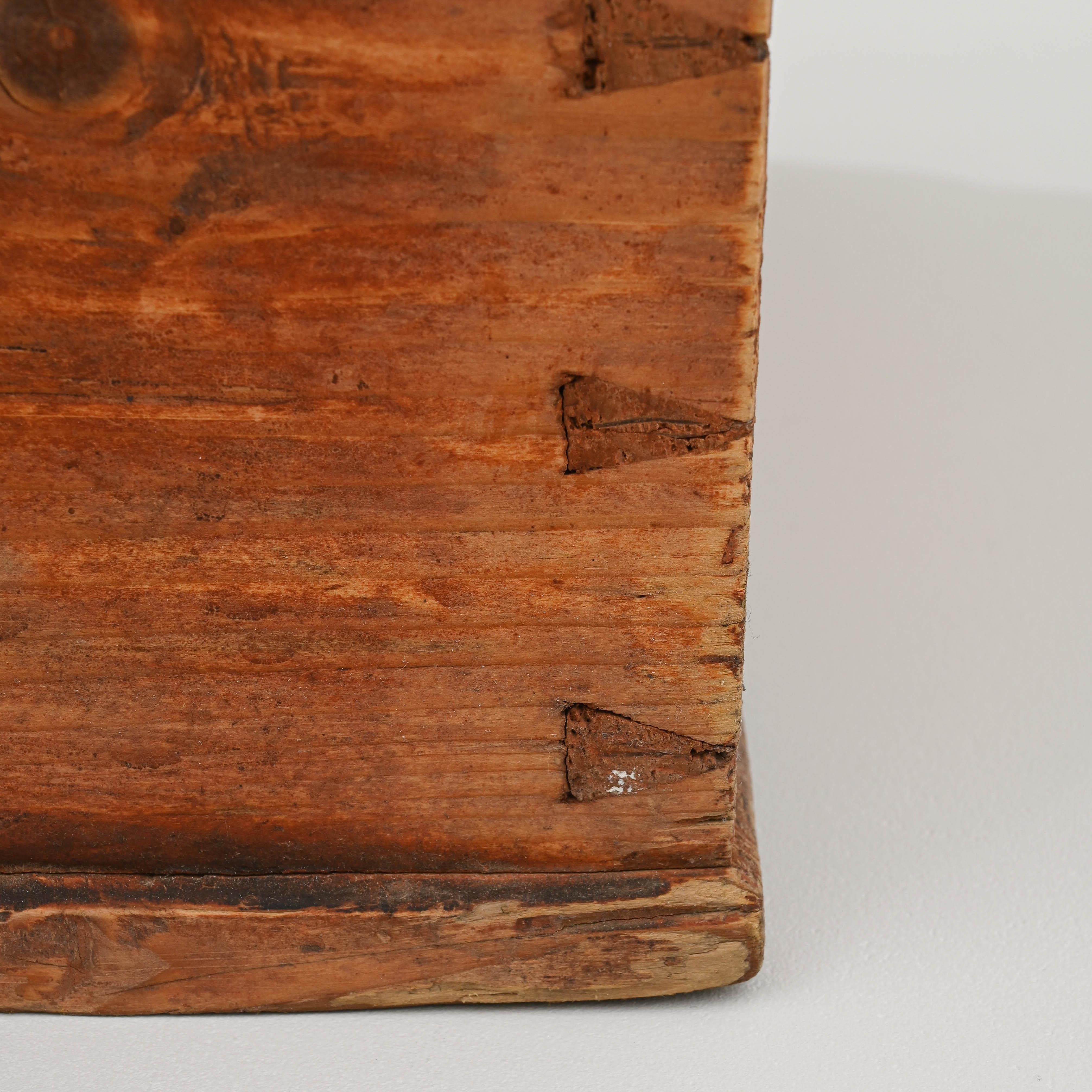 Boîte scandinave ancienne en bois en vente 3