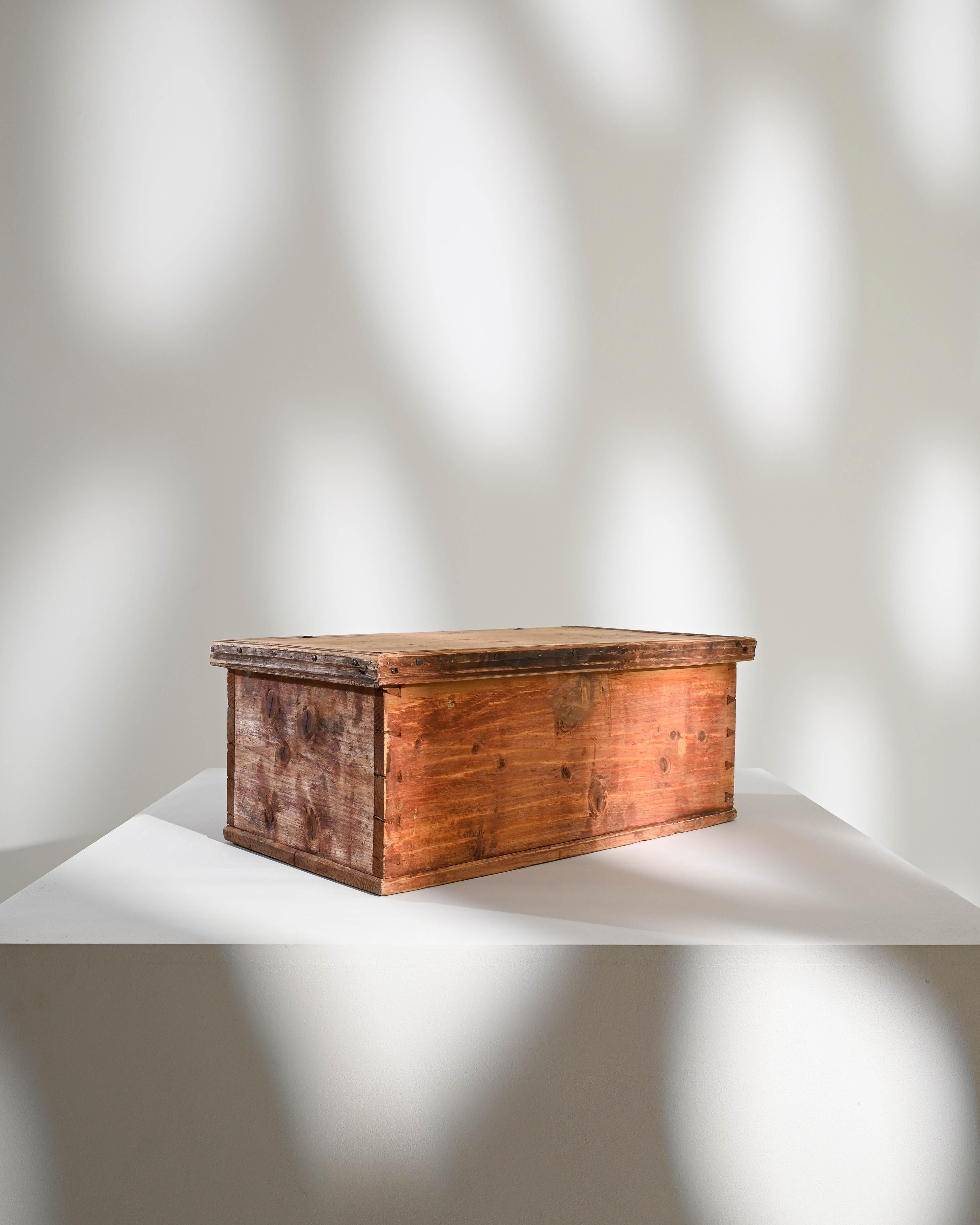 XIXe siècle Boîte scandinave ancienne en bois en vente
