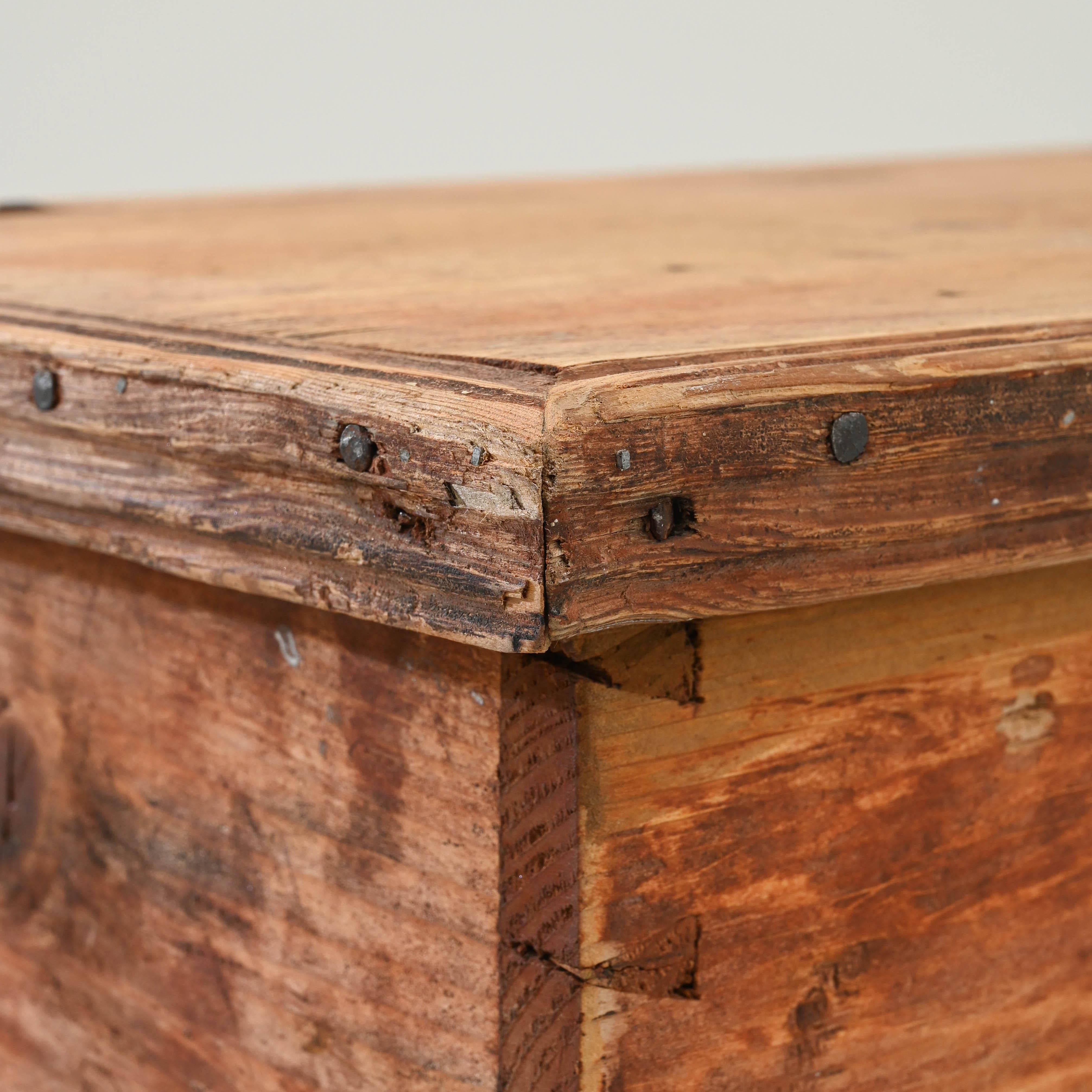Boîte scandinave ancienne en bois en vente 1