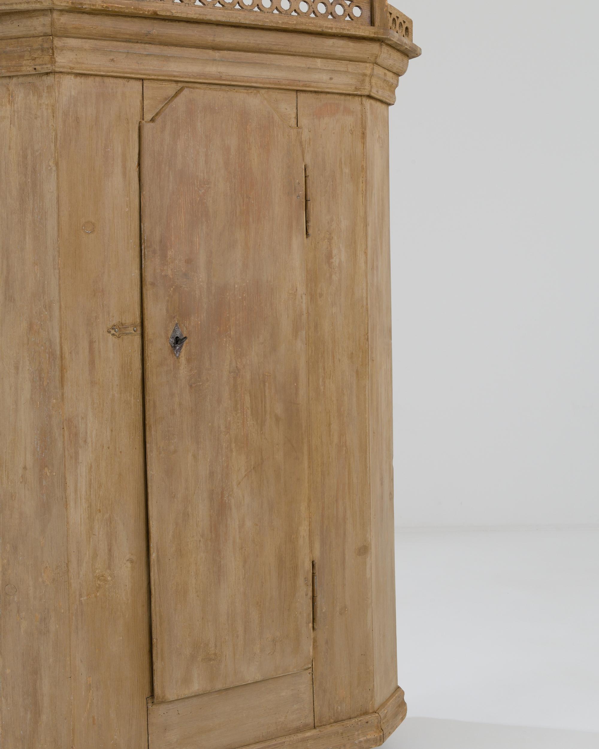 Antique Scandinavian Wooden Cabinet  For Sale 3