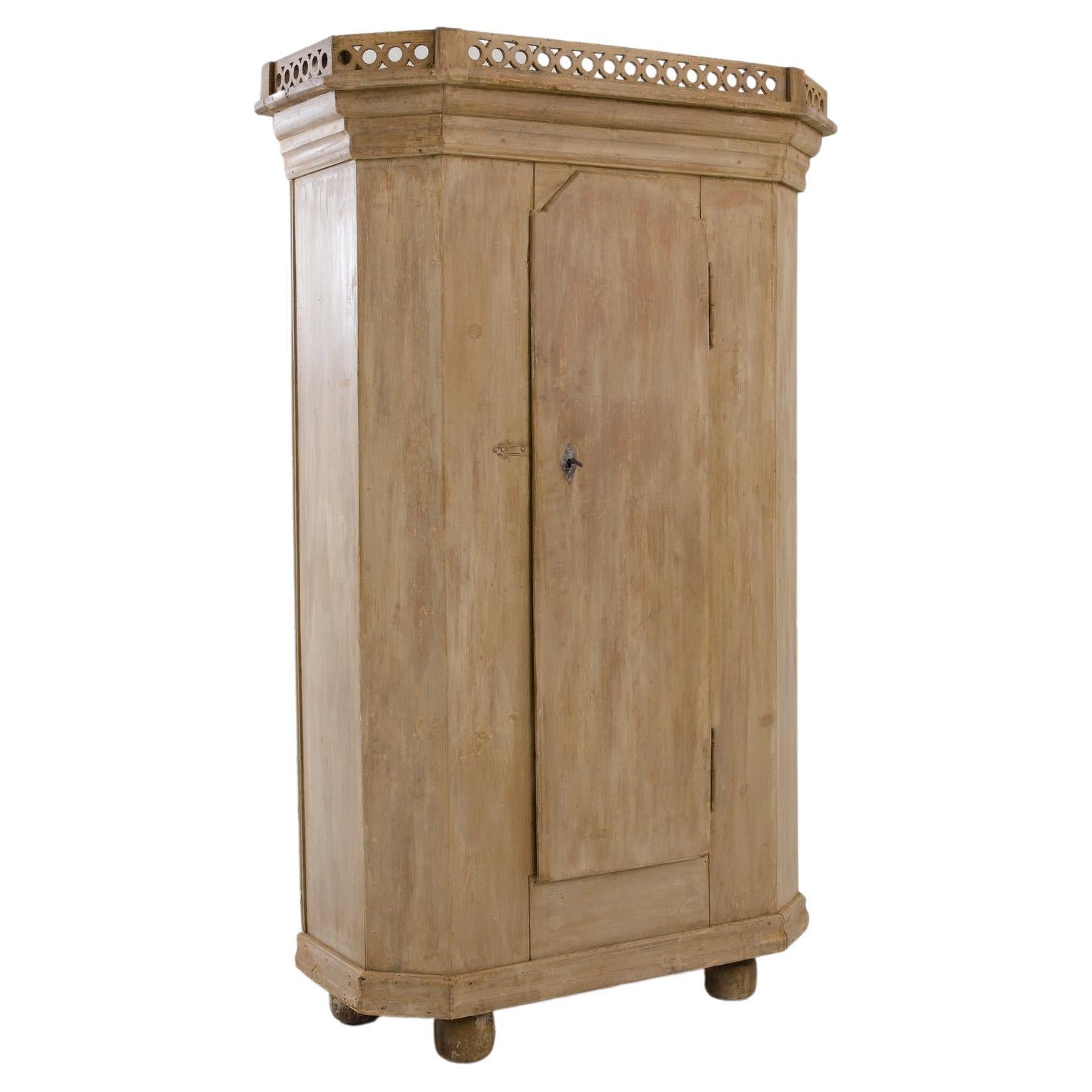 Ancienne armoire scandinave en bois 