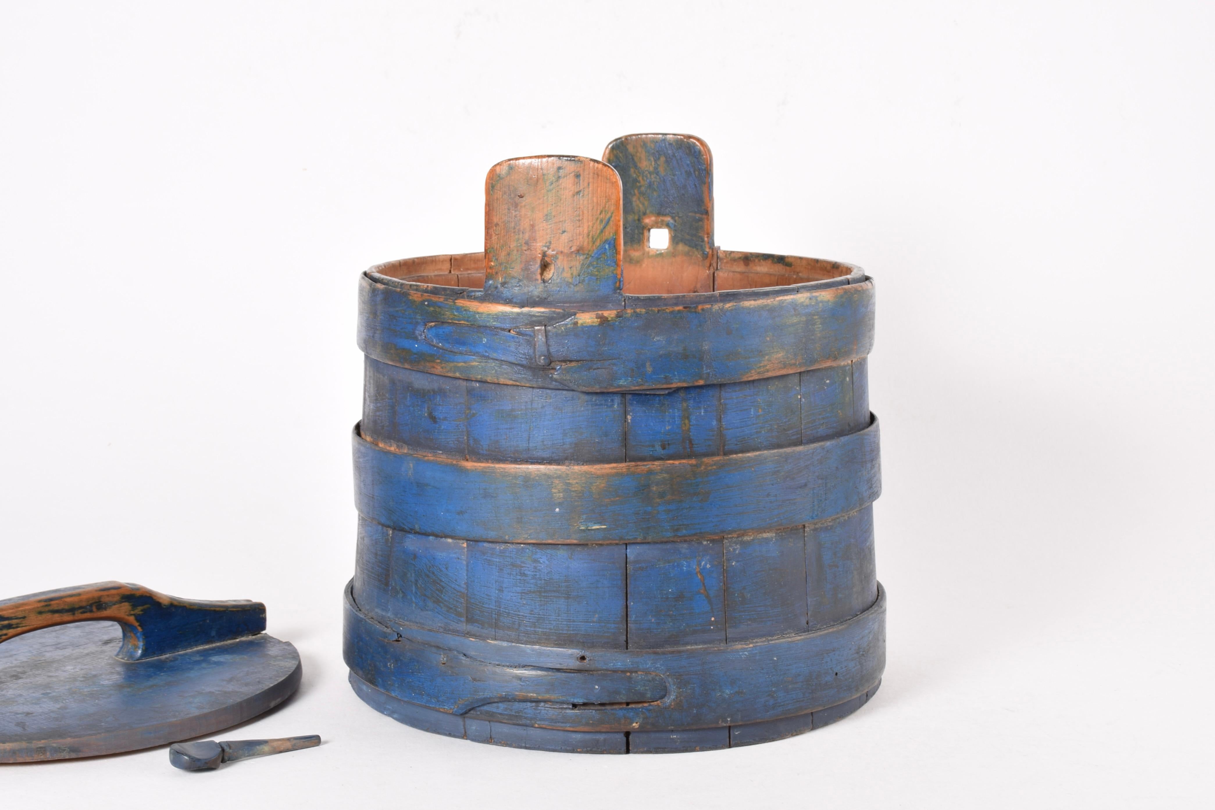Antique Scandinavian Wooden Container Tejne Original Blue Paint, Sweden ca 1850s For Sale 4