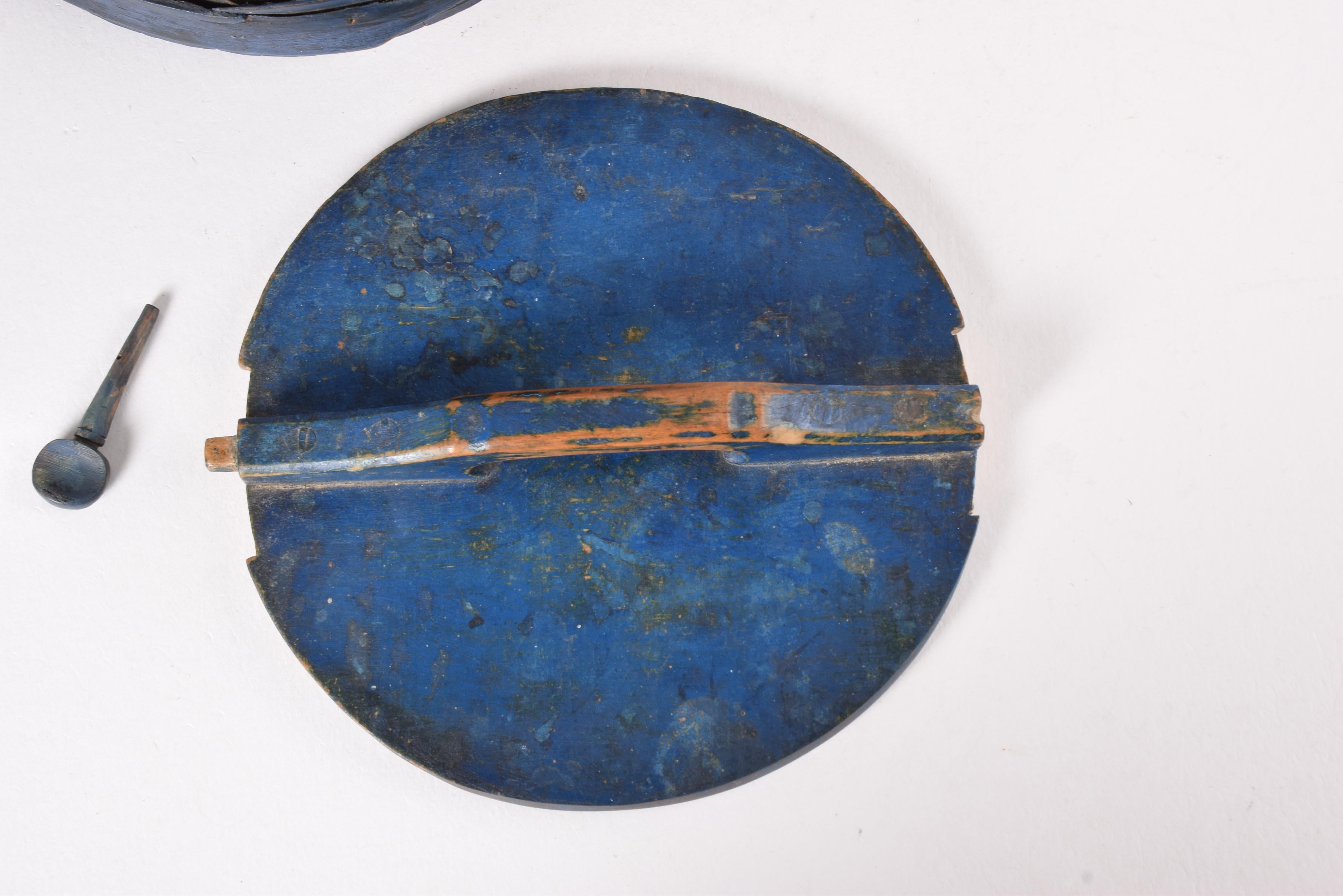 Antique Scandinavian Wooden Container Tejne Original Blue Paint, Sweden ca 1850s For Sale 5