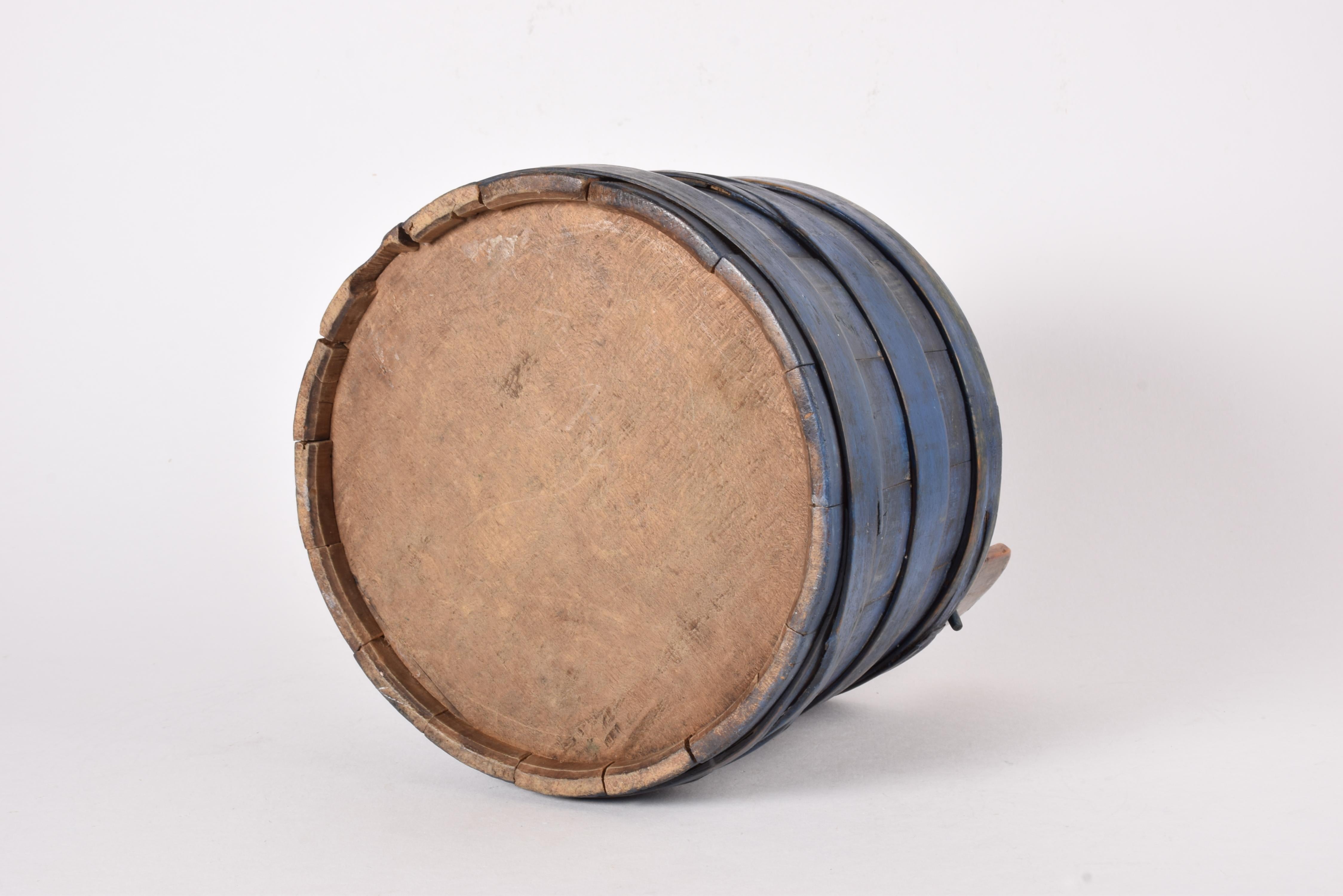 Antique Scandinavian Wooden Container Tejne Original Blue Paint, Sweden ca 1850s For Sale 6
