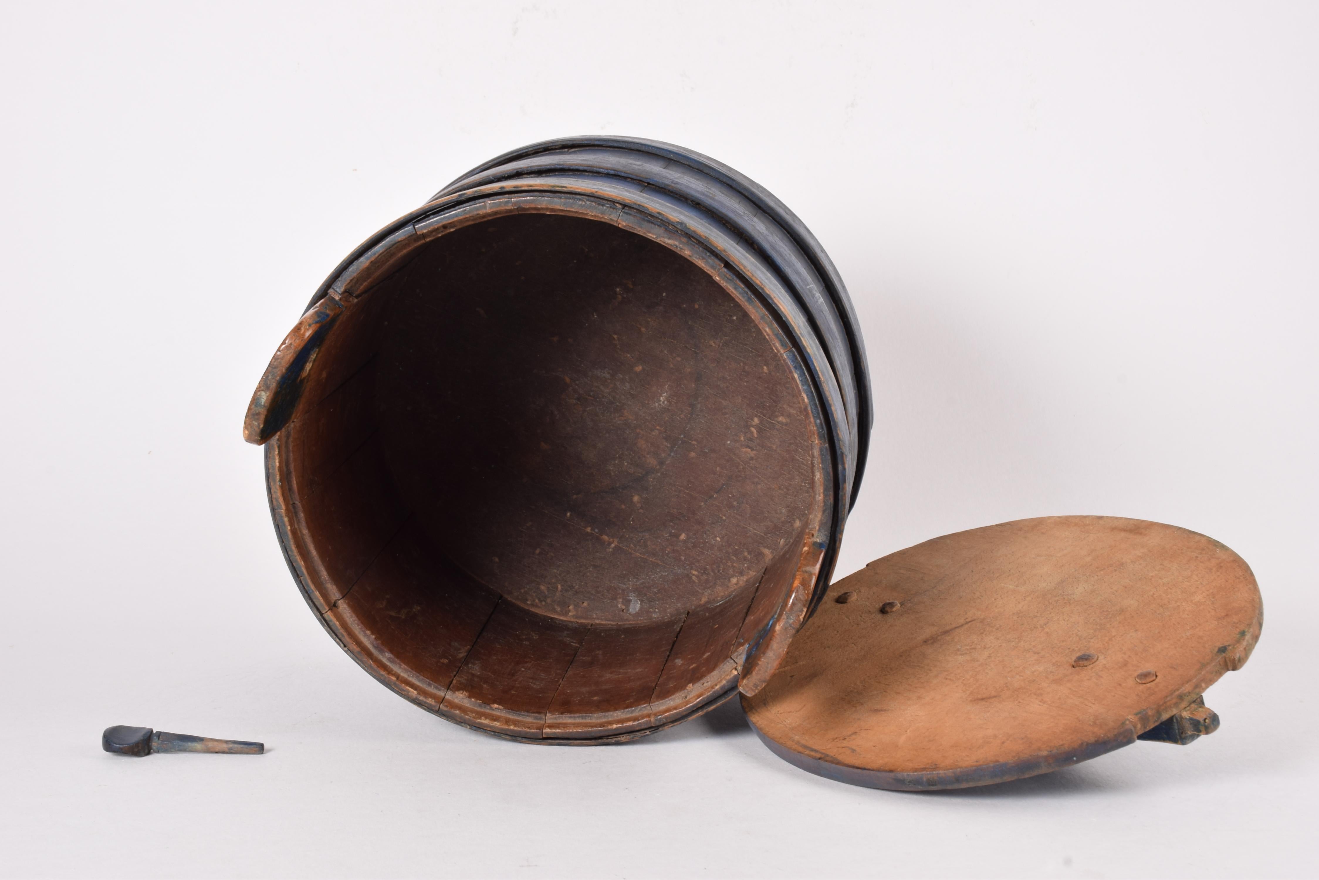 Antique Scandinavian Wooden Container Tejne Original Blue Paint, Sweden ca 1850s For Sale 8