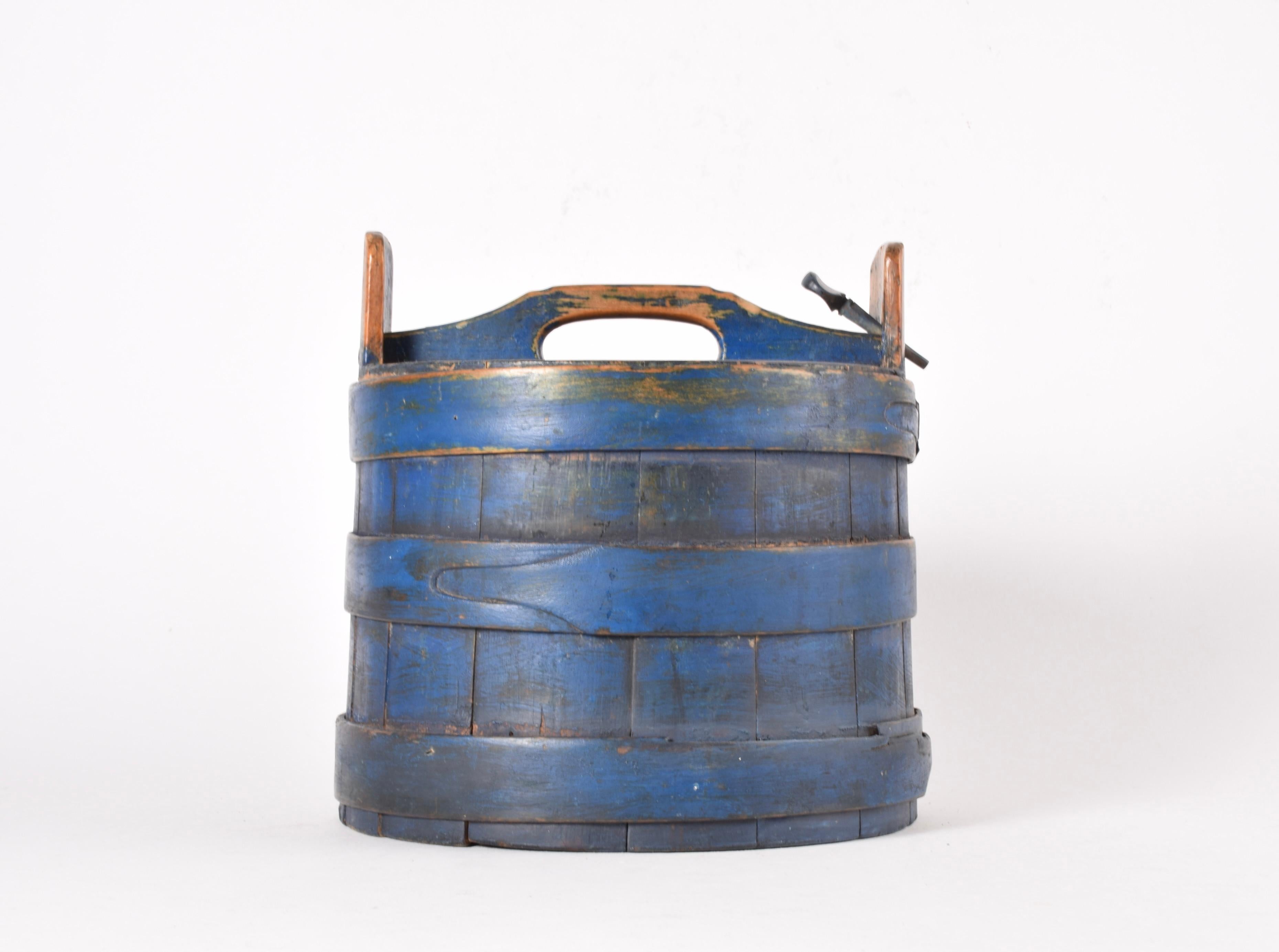 Antique Scandinavian Wooden Container Tejne Original Blue Paint, Sweden ca 1850s For Sale 11