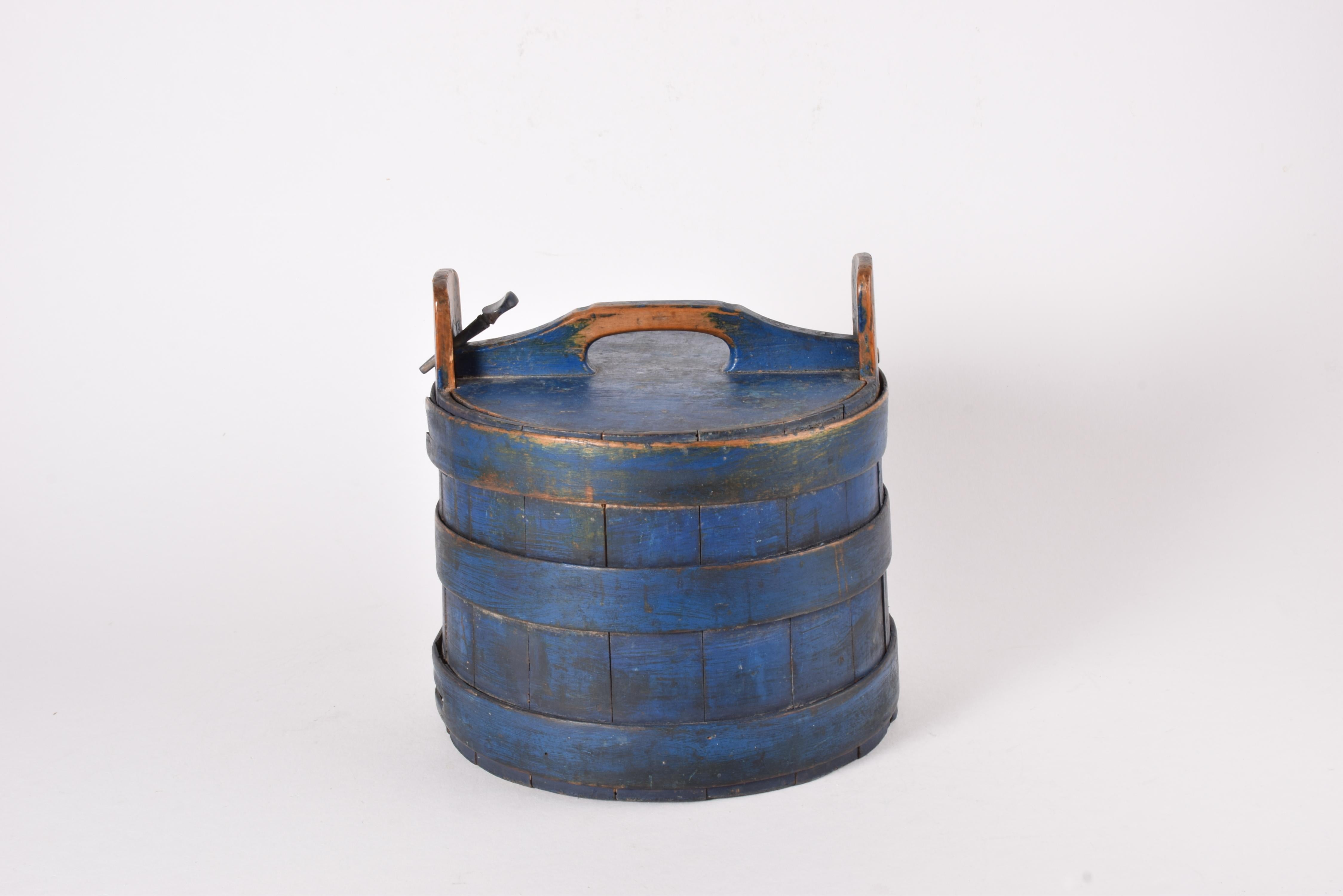 Antique Scandinavian Wooden Container Tejne Original Blue Paint, Sweden ca 1850s In Fair Condition For Sale In Silkeborg, Silkeborg