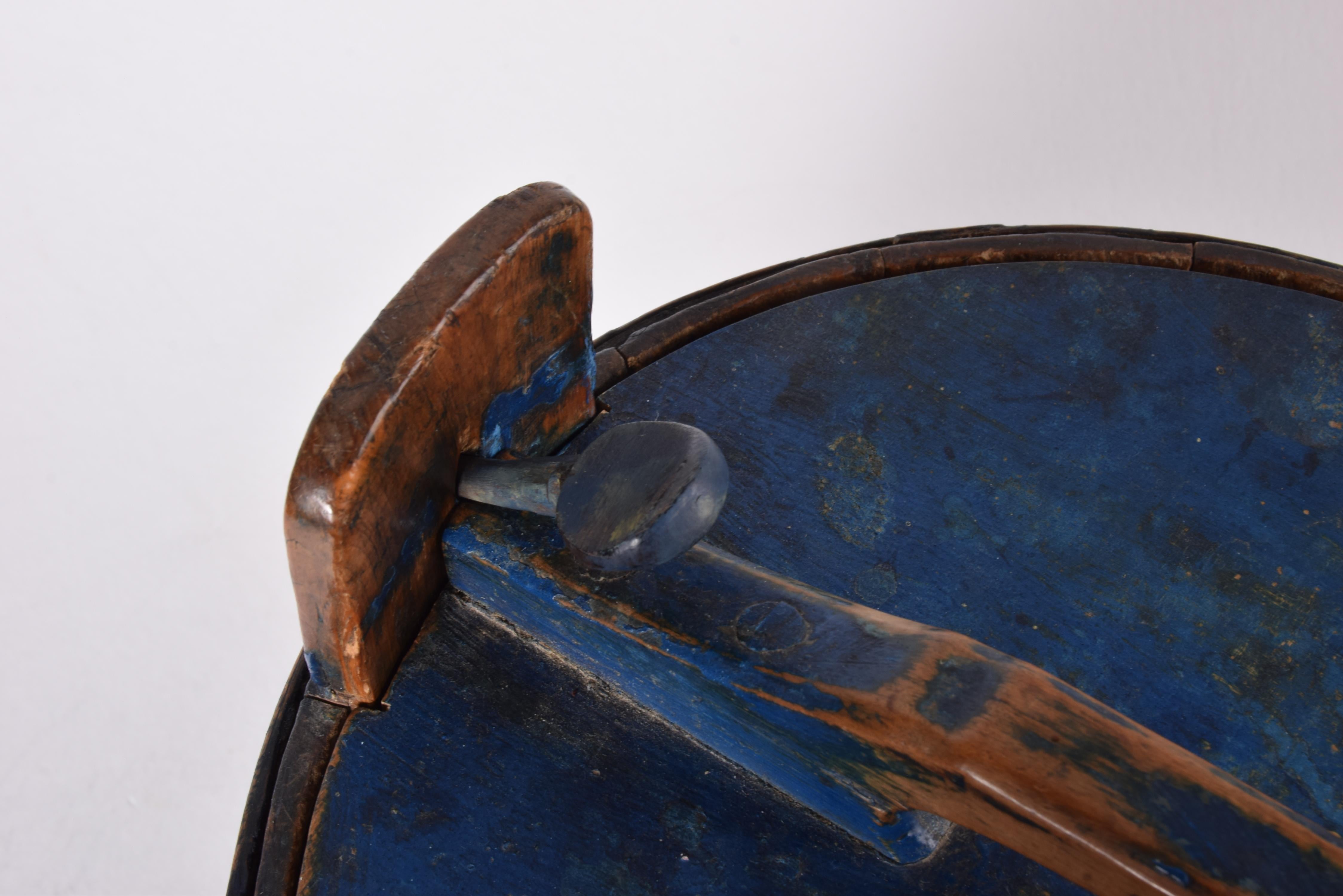 Antique Scandinavian Wooden Container Tejne Original Blue Paint, Sweden ca 1850s For Sale 1