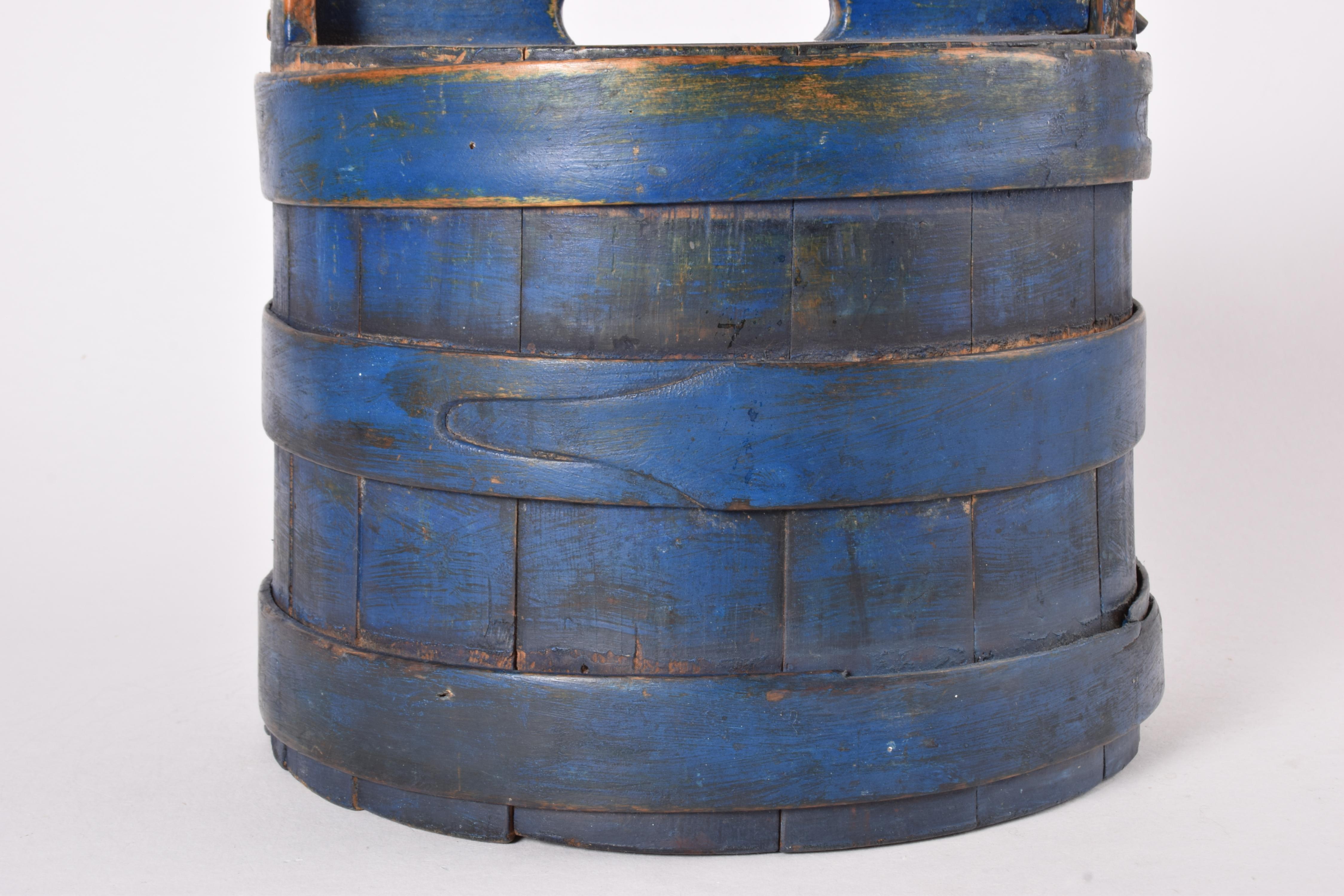 Antique Scandinavian Wooden Container Tejne Original Blue Paint, Sweden ca 1850s For Sale 2