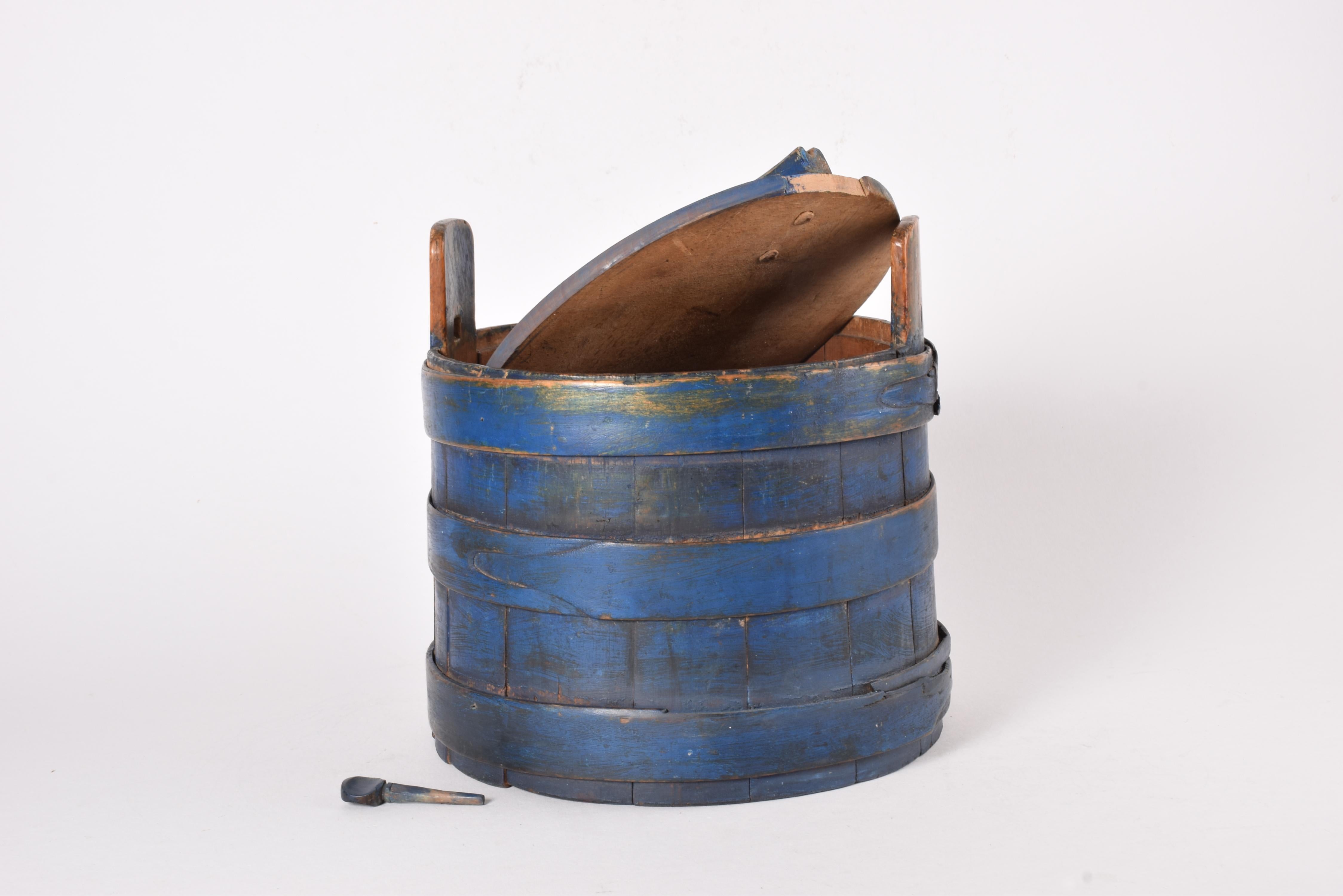 Antique Scandinavian Wooden Container Tejne Original Blue Paint, Sweden ca 1850s For Sale 3