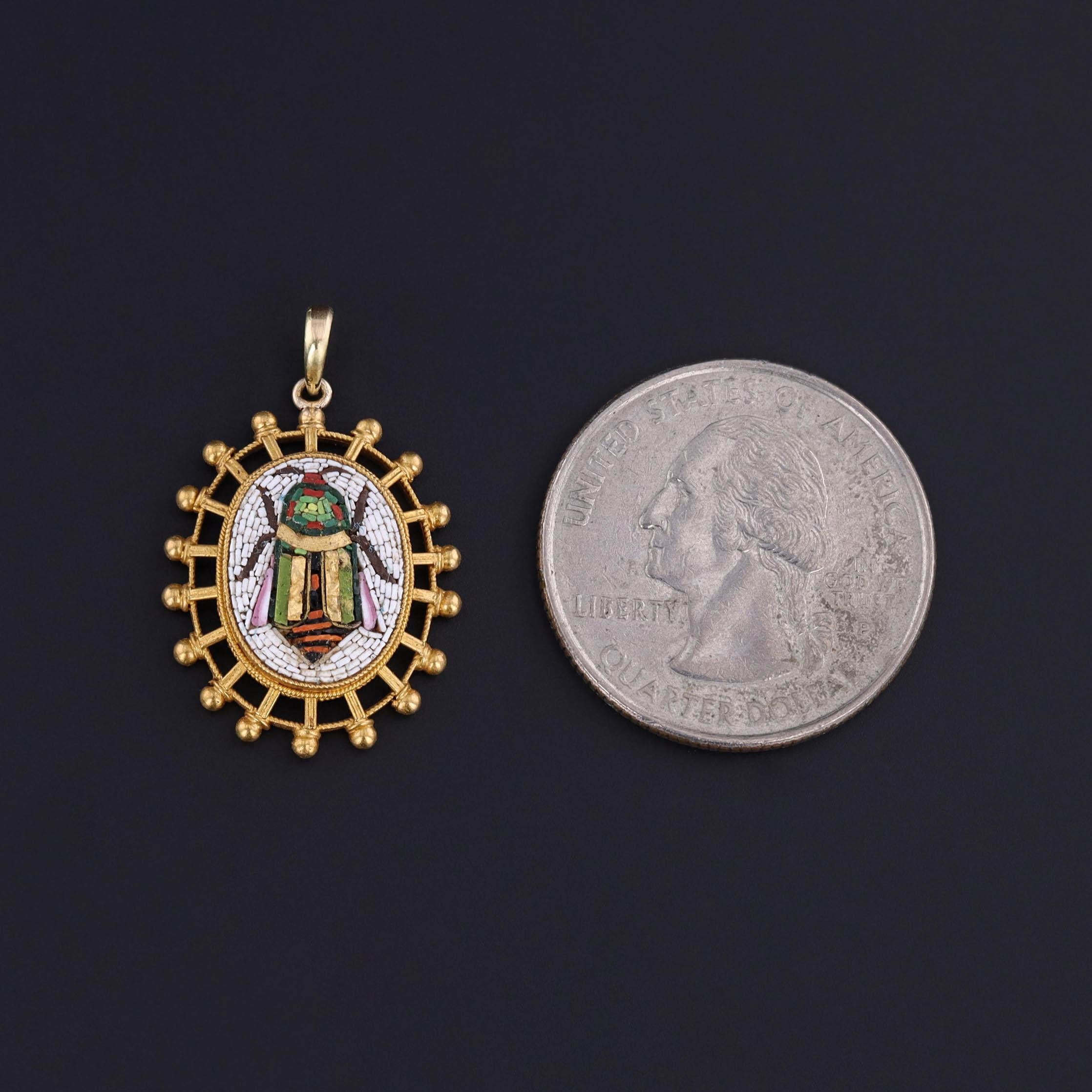 Pendentif Scarabée micromosaïque en or 18k

Bijou rare et d'une qualité artistique exceptionnelle, ce pendentif ancien (vers 1890-1900) présente un scarabée en micromosaïque finement détaillé, méticuleusement réalisé à partir de tesselles de verre