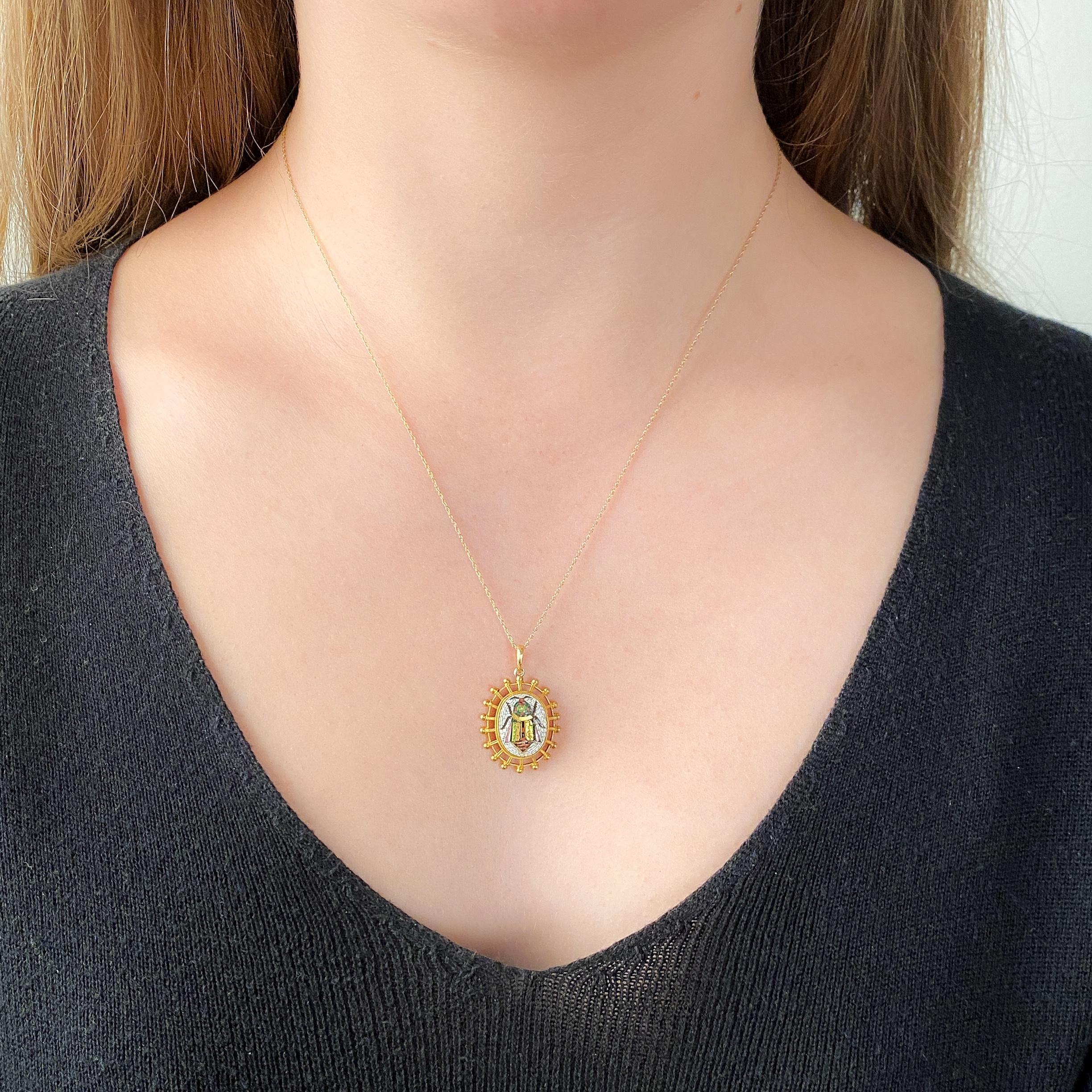 Pendentif en or 18k en micromosaïque de scarabée ancien Bon état - En vente à Lewisburg, PA