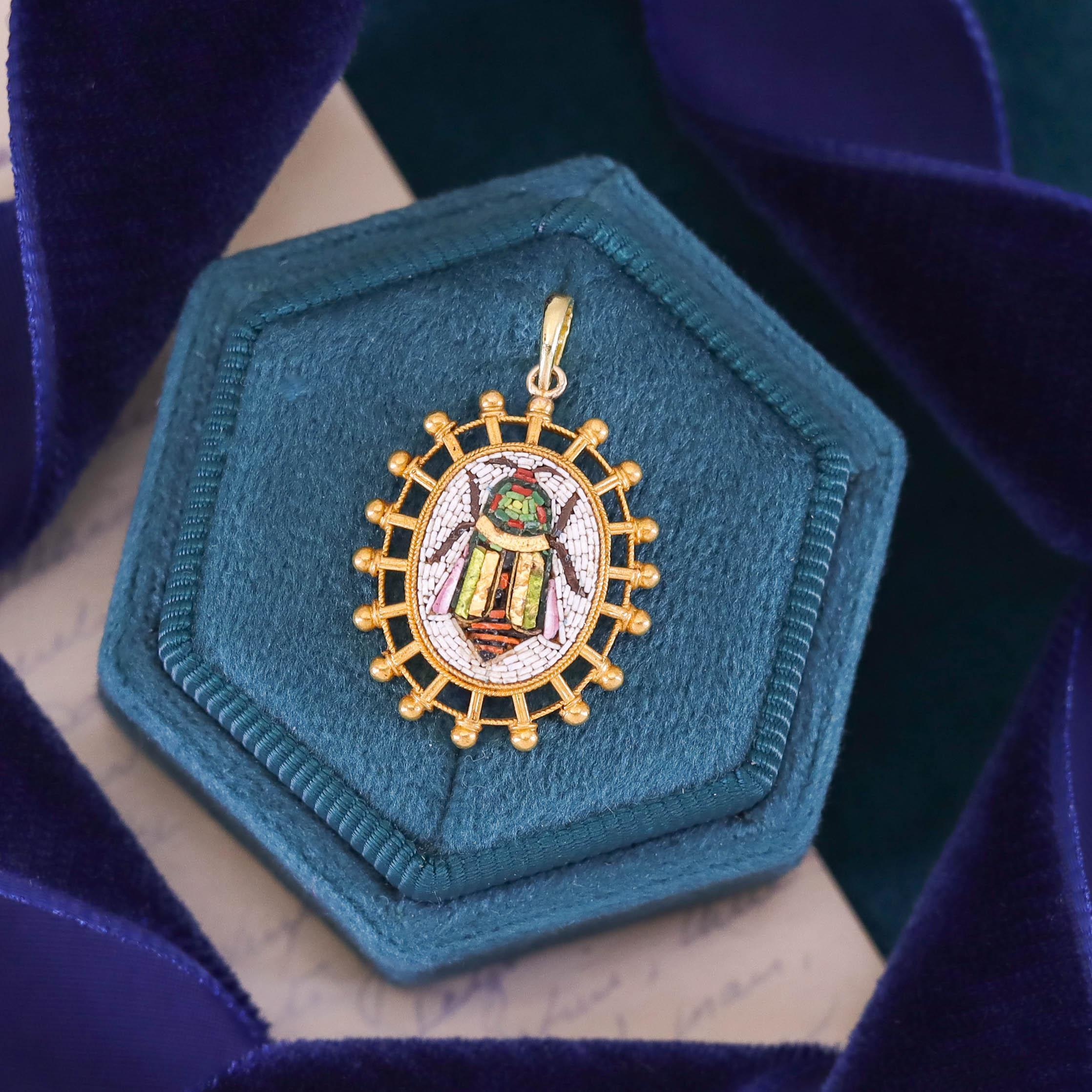 Pendentif en or 18k en micromosaïque de scarabée ancien Pour femmes en vente