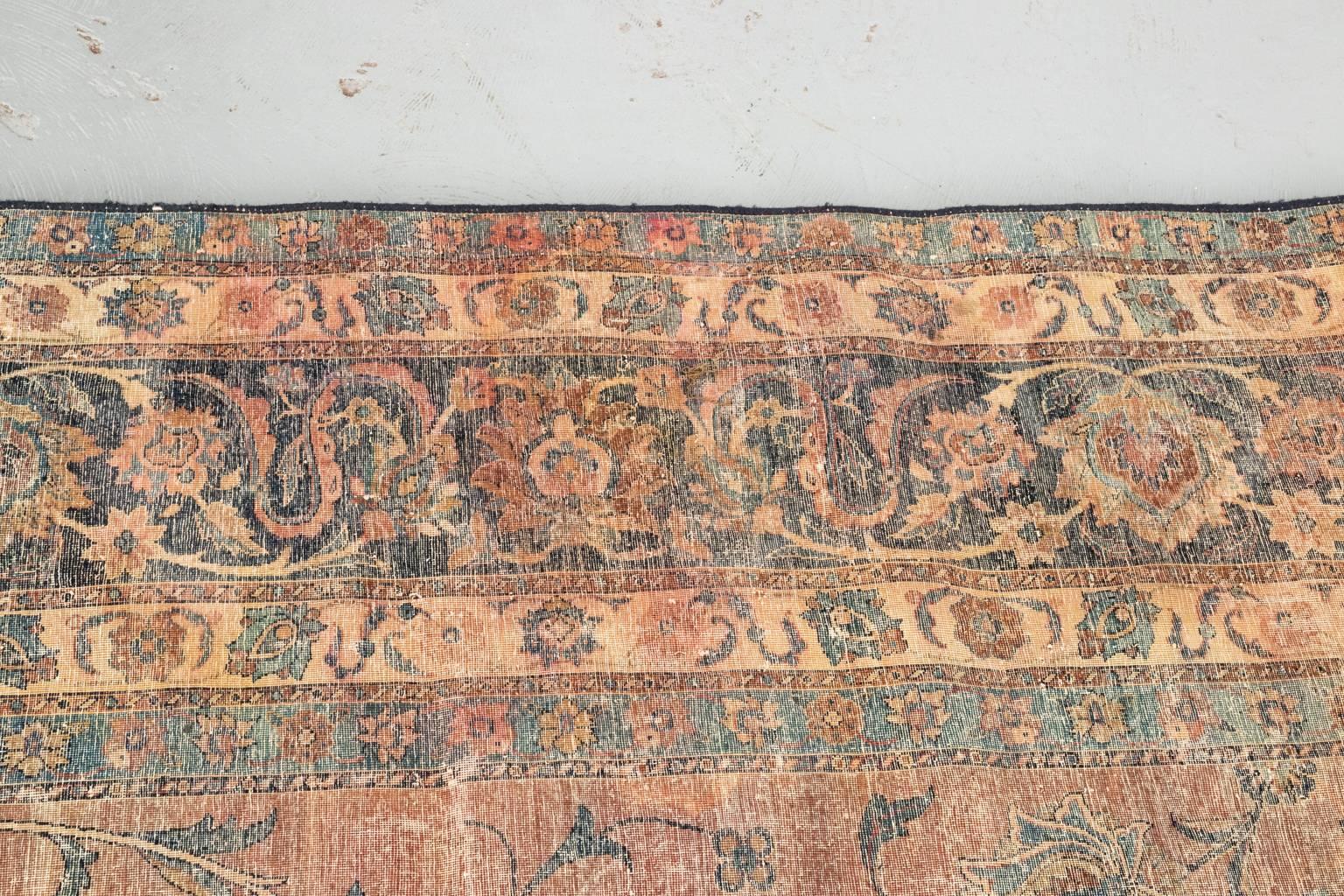 Tapis caucasien ancien d'un écarlate brillant et ardent, vers le 20e siècle.
 