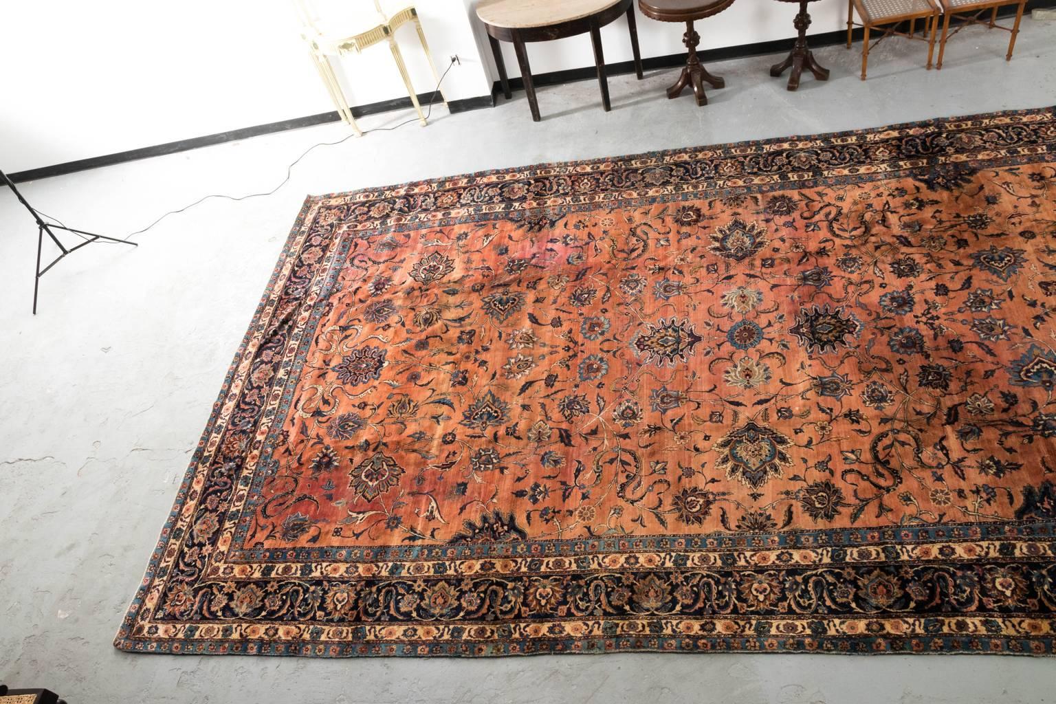 20ième siècle Tapis caucasien ancien teint à l'écarlate en vente