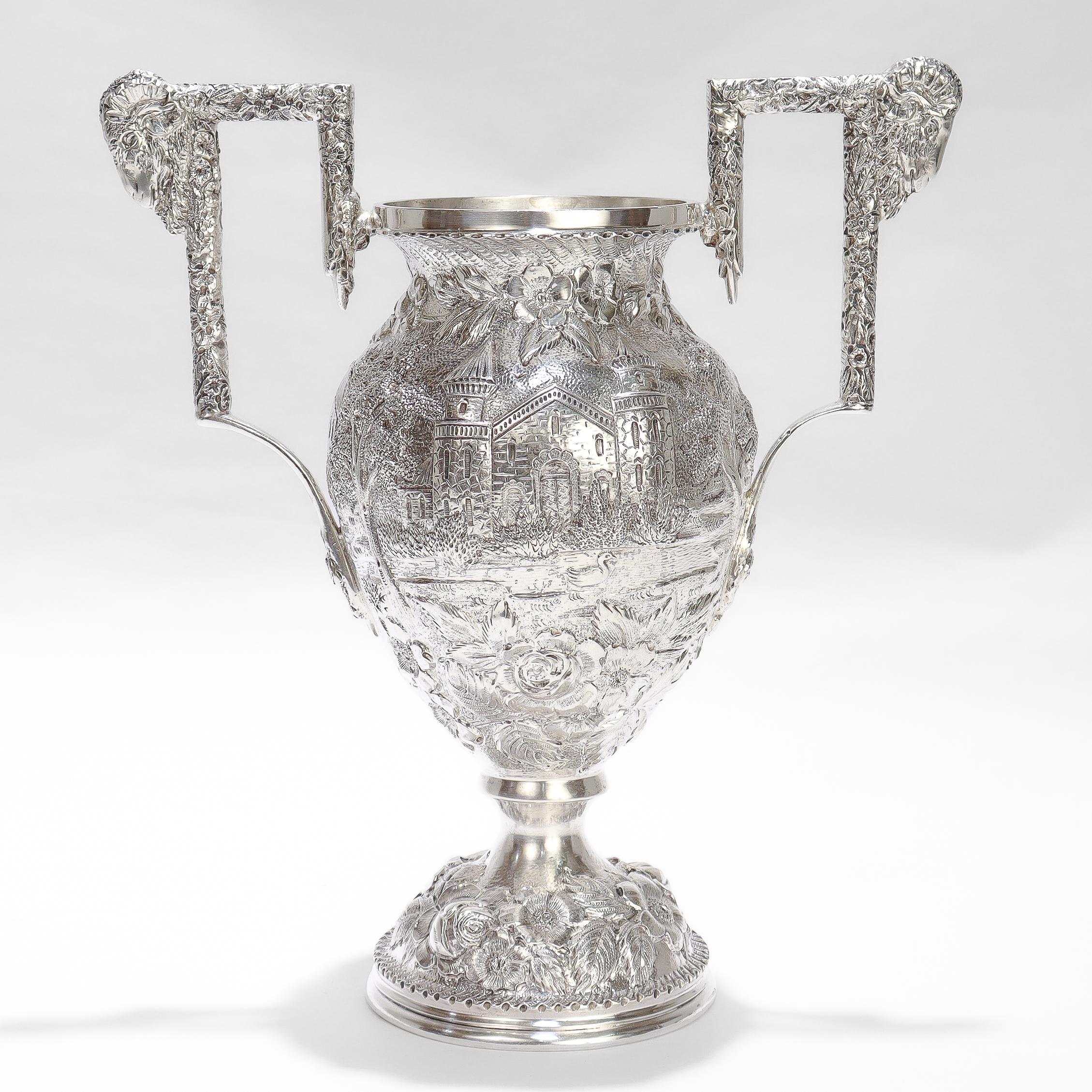Antica zuccheriera in argento sterling Schofield Castle Pattern Repousse Baltimore In condizioni buone in vendita a Philadelphia, PA