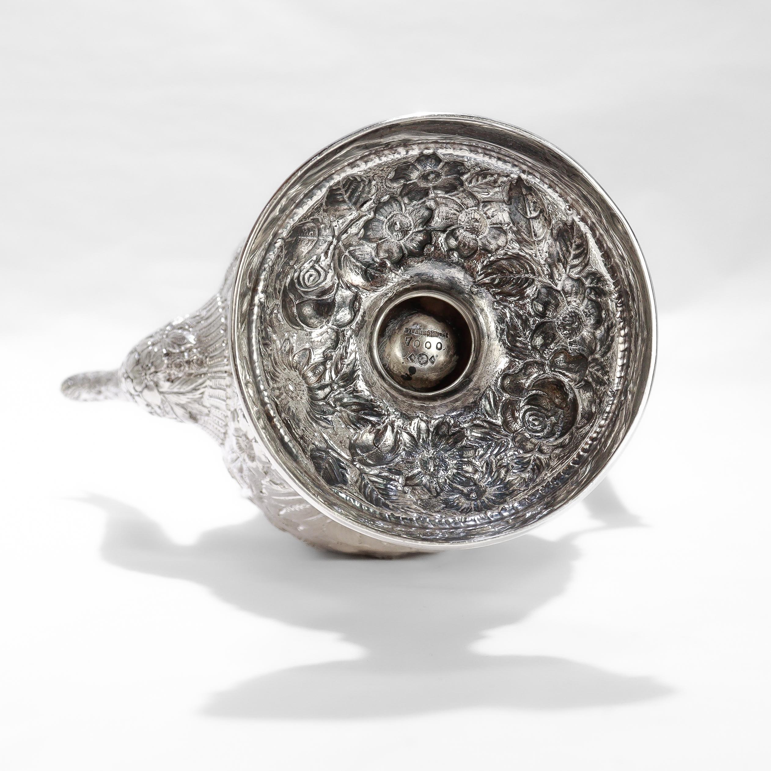 Antigua tetera de plata de ley de Baltimore con repujado del patrón del castillo de Schofield en venta 3