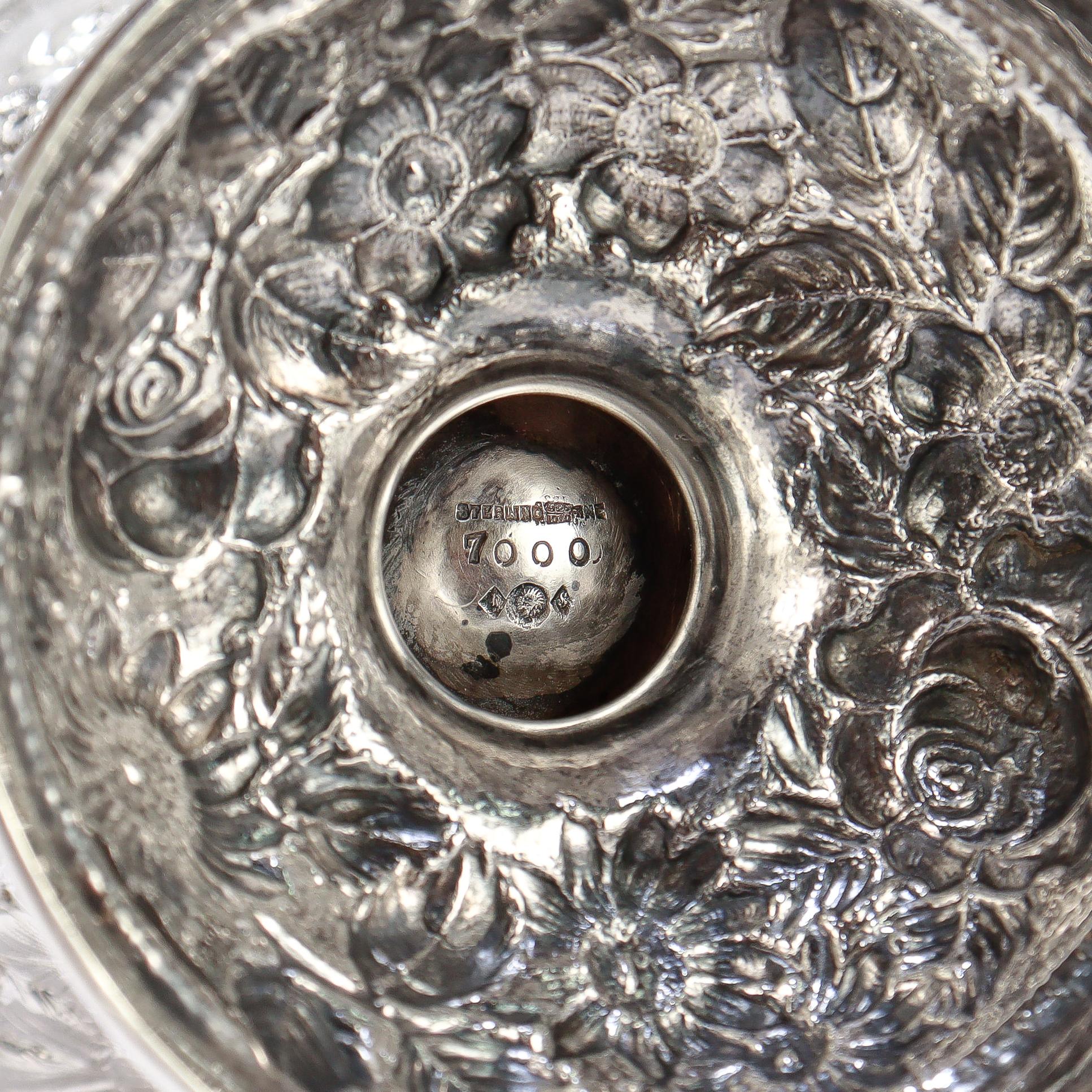 Antigua tetera de plata de ley de Baltimore con repujado del patrón del castillo de Schofield en venta 4