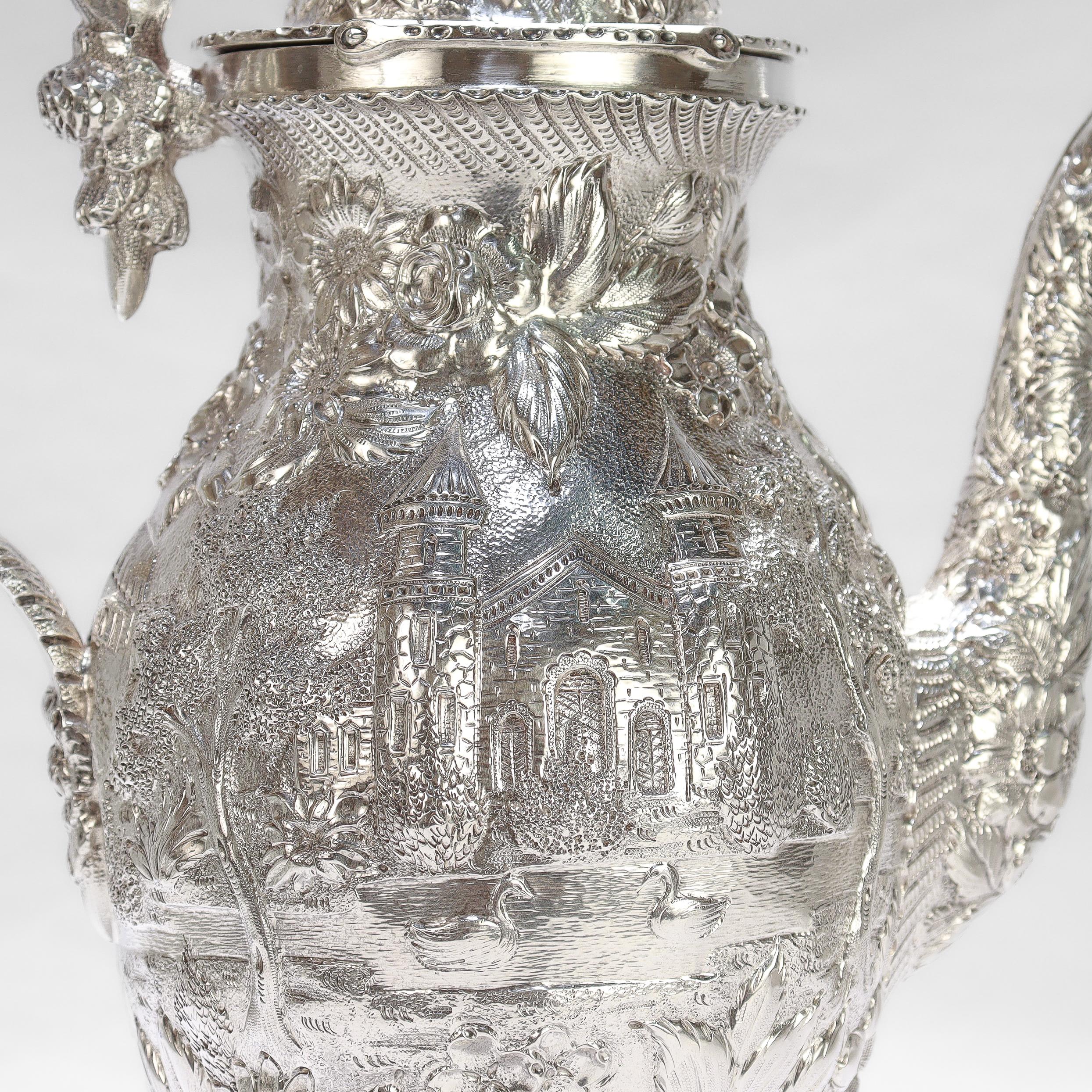 Antigua tetera de plata de ley de Baltimore con repujado del patrón del castillo de Schofield en venta 5