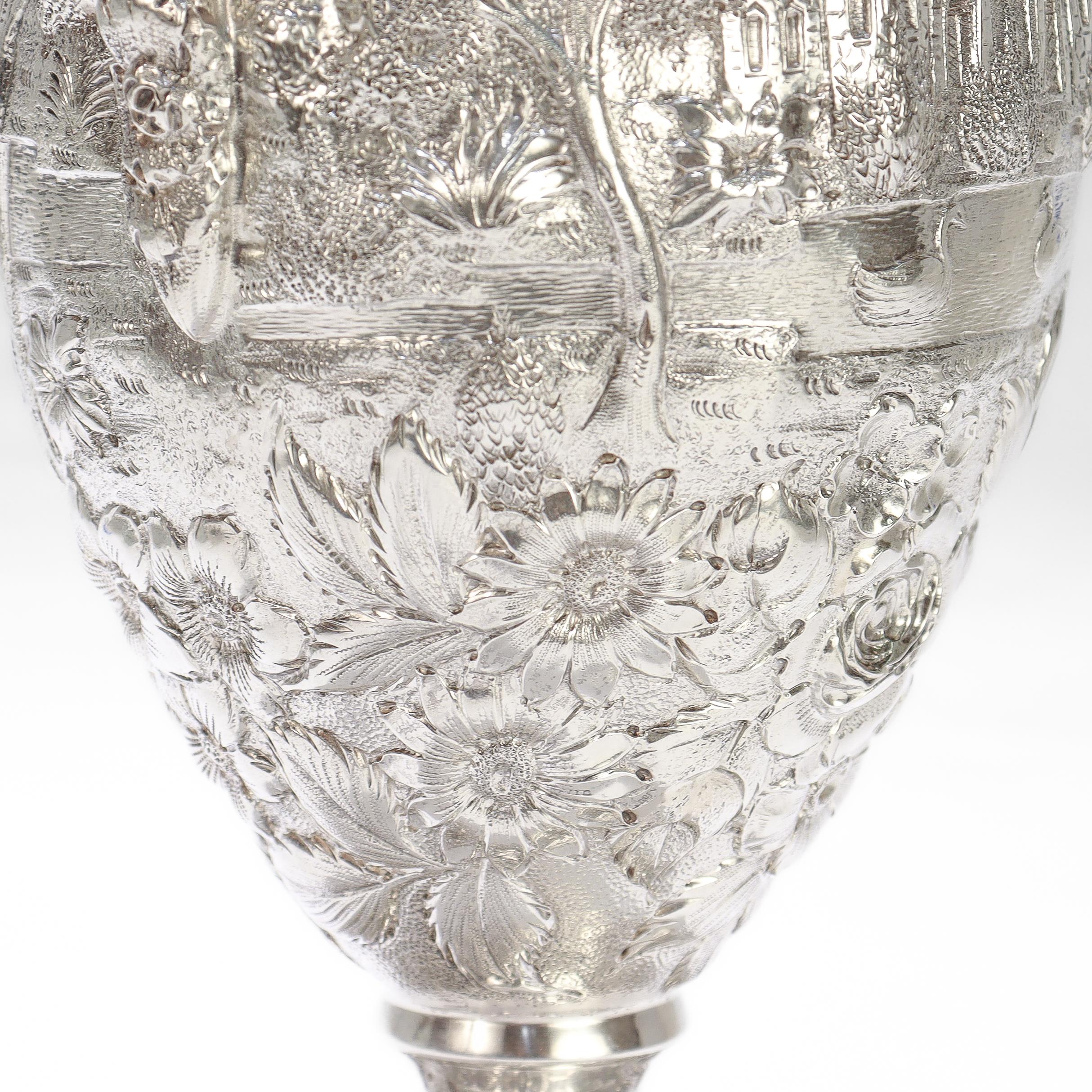 Antigua tetera de plata de ley de Baltimore con repujado del patrón del castillo de Schofield en venta 8