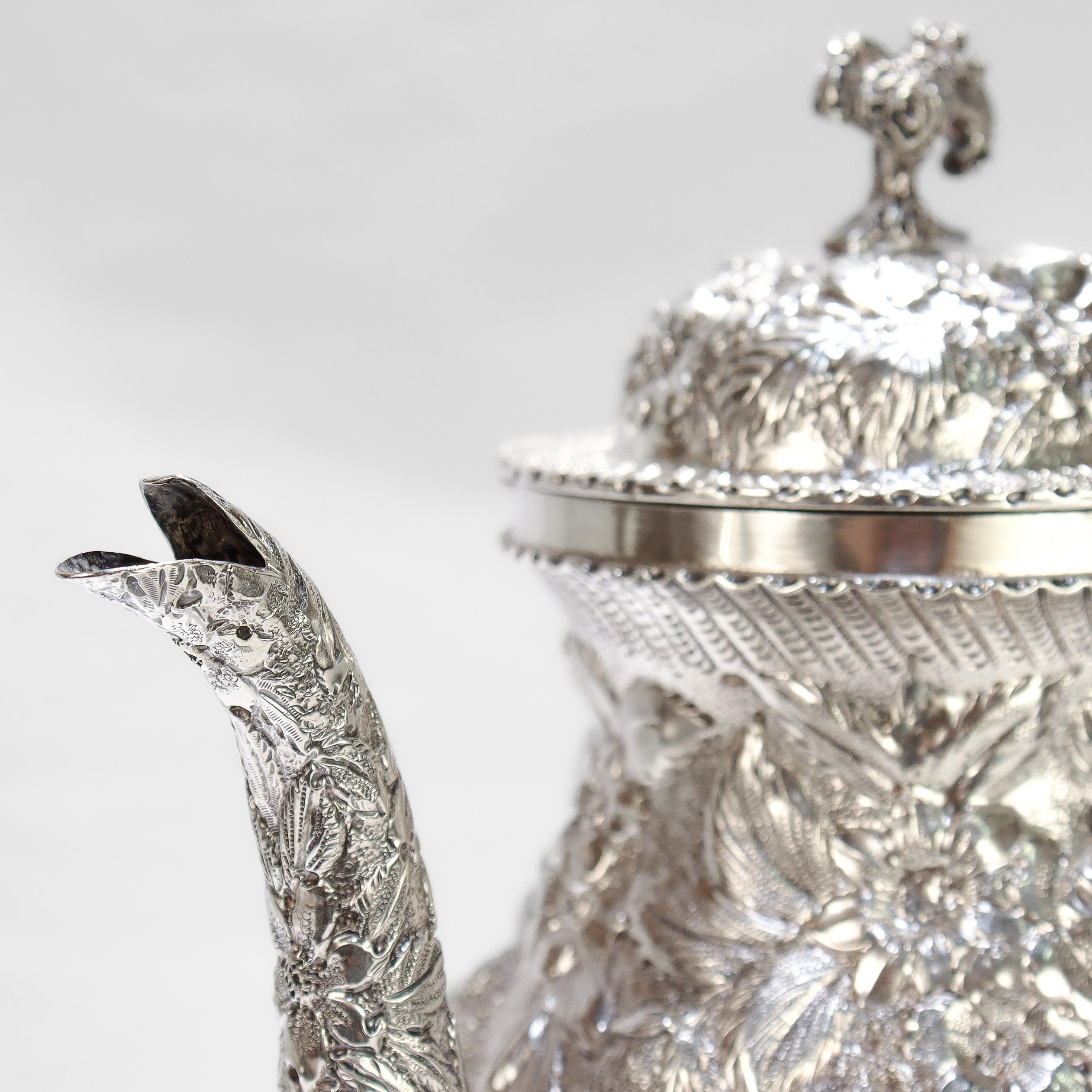 Antigua tetera de plata de ley de Baltimore con repujado del patrón del castillo de Schofield en venta 9