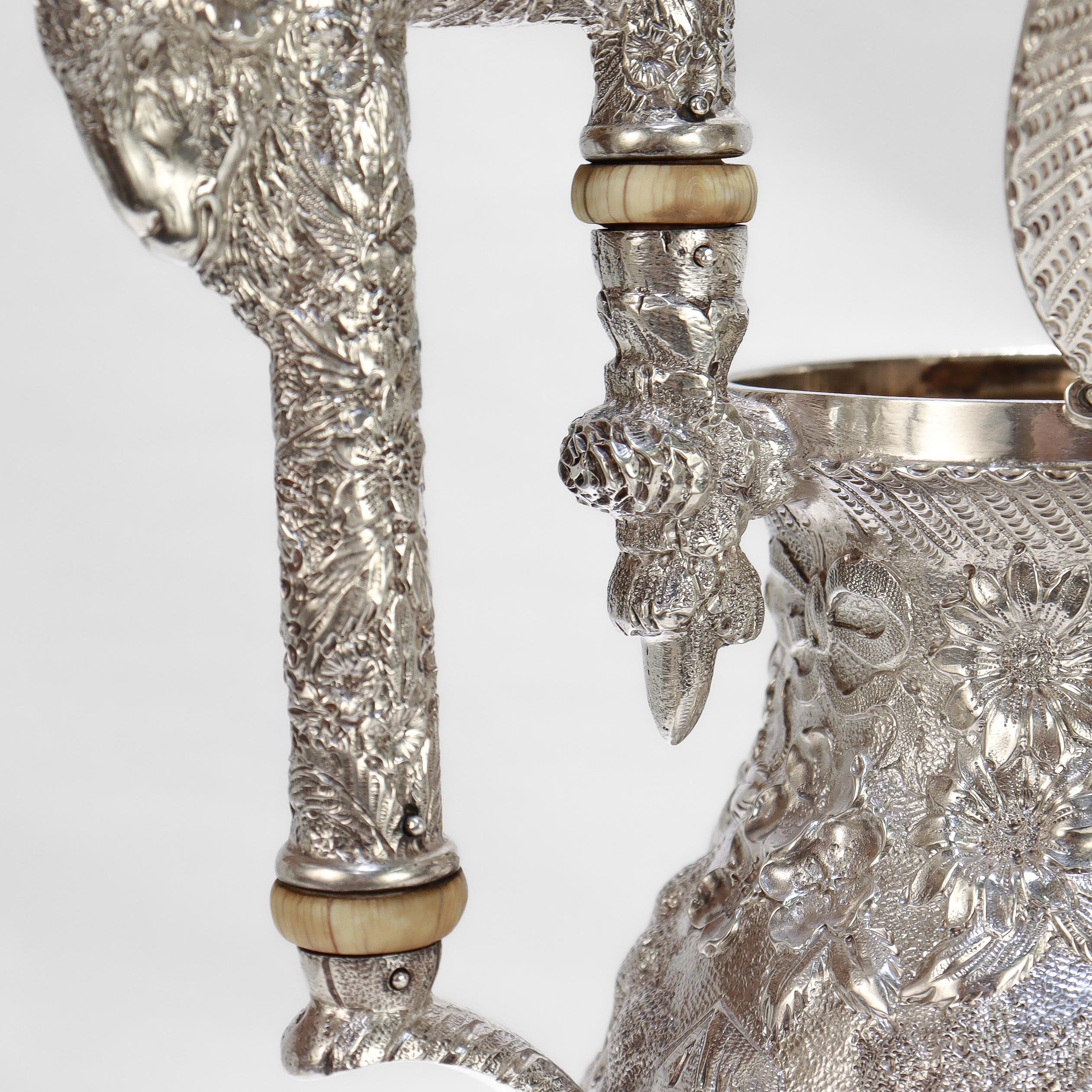 Antigua tetera de plata de ley de Baltimore con repujado del patrón del castillo de Schofield en venta 10