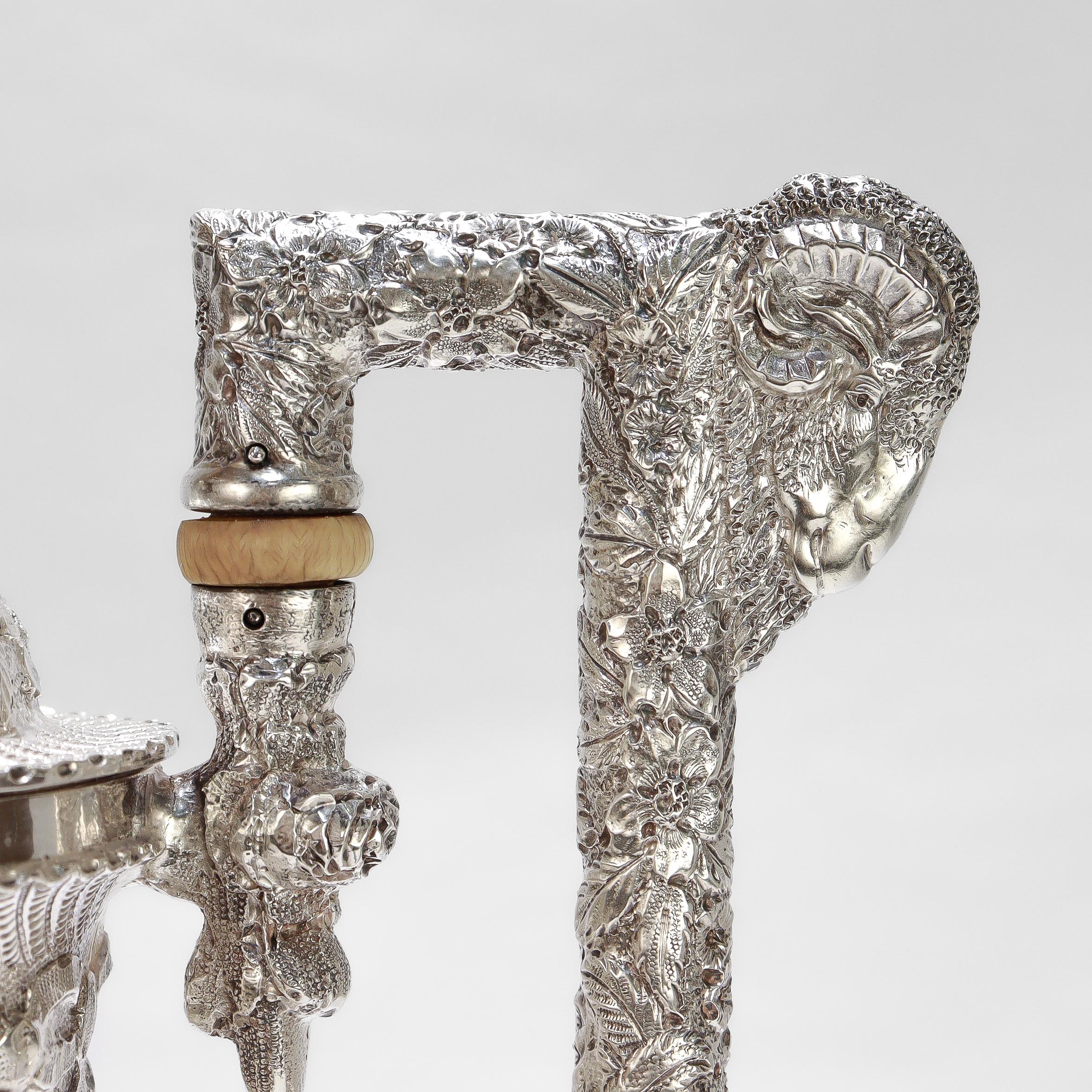 Antigua tetera de plata de ley de Baltimore con repujado del patrón del castillo de Schofield en venta 11