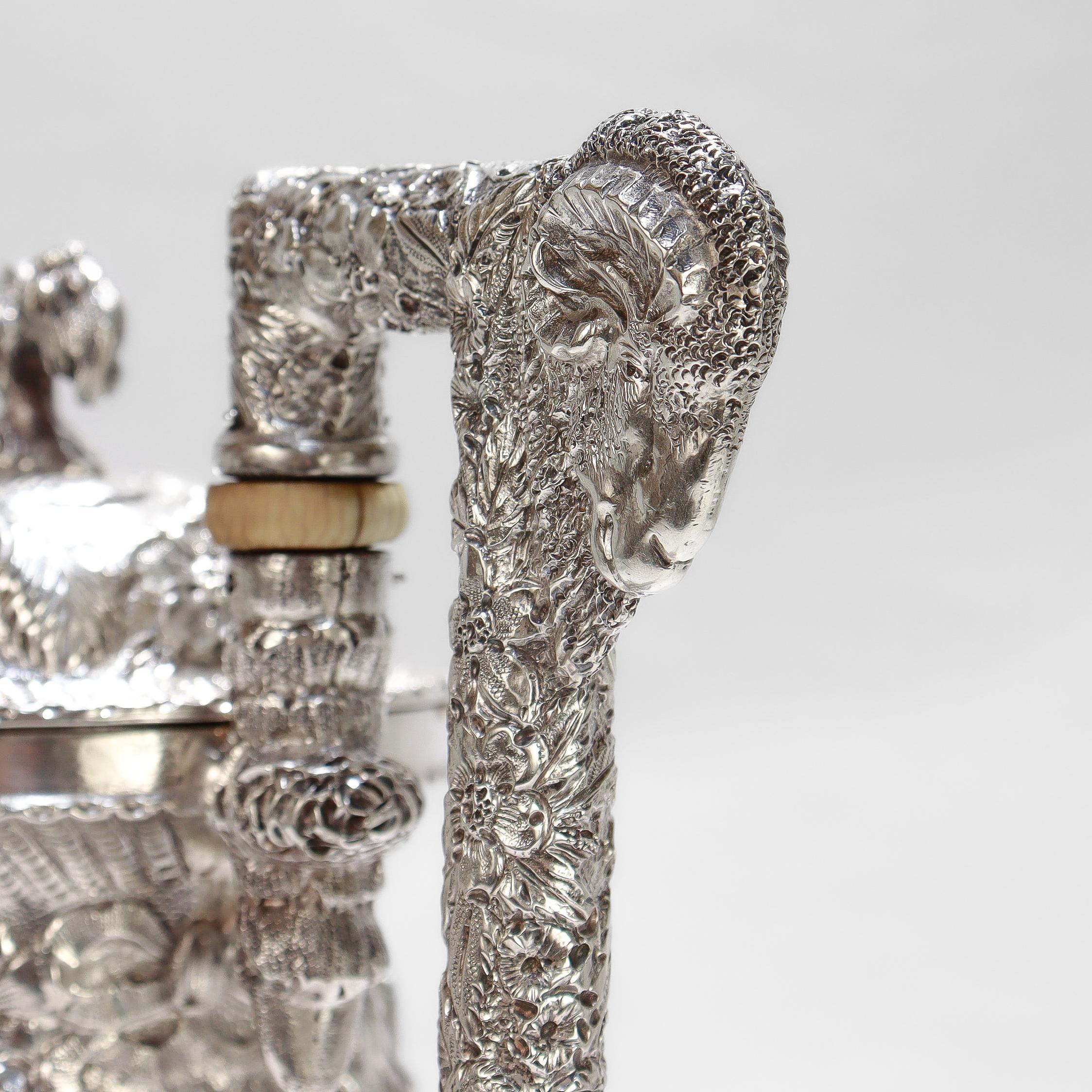 Antigua tetera de plata de ley de Baltimore con repujado del patrón del castillo de Schofield en venta 12