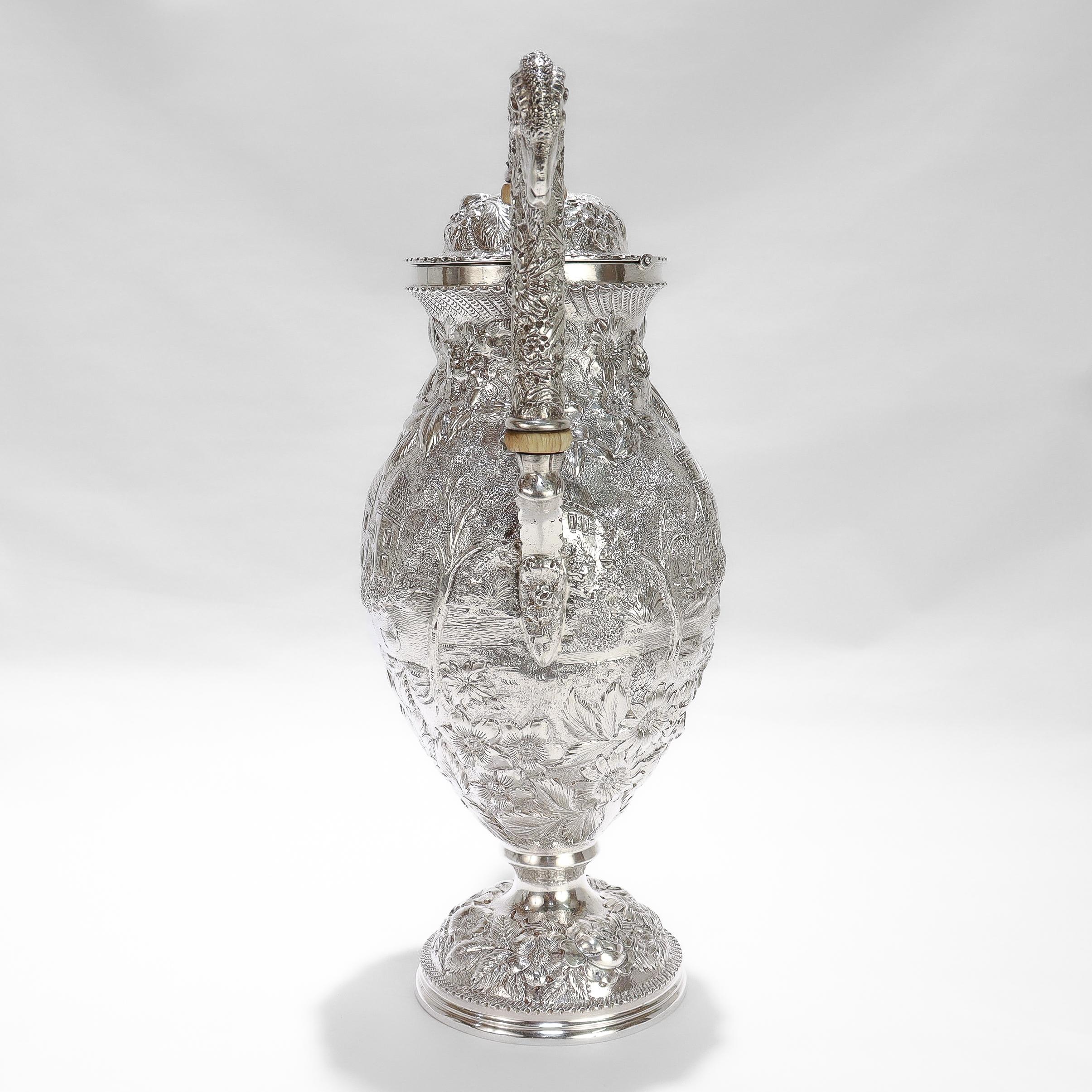 Antigua tetera de plata de ley de Baltimore con repujado del patrón del castillo de Schofield Estadounidense en venta