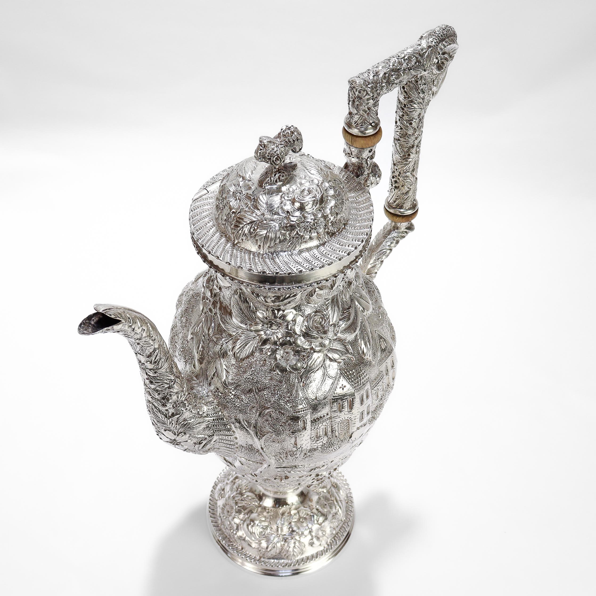 Antigua tetera de plata de ley de Baltimore con repujado del patrón del castillo de Schofield siglo XIX en venta