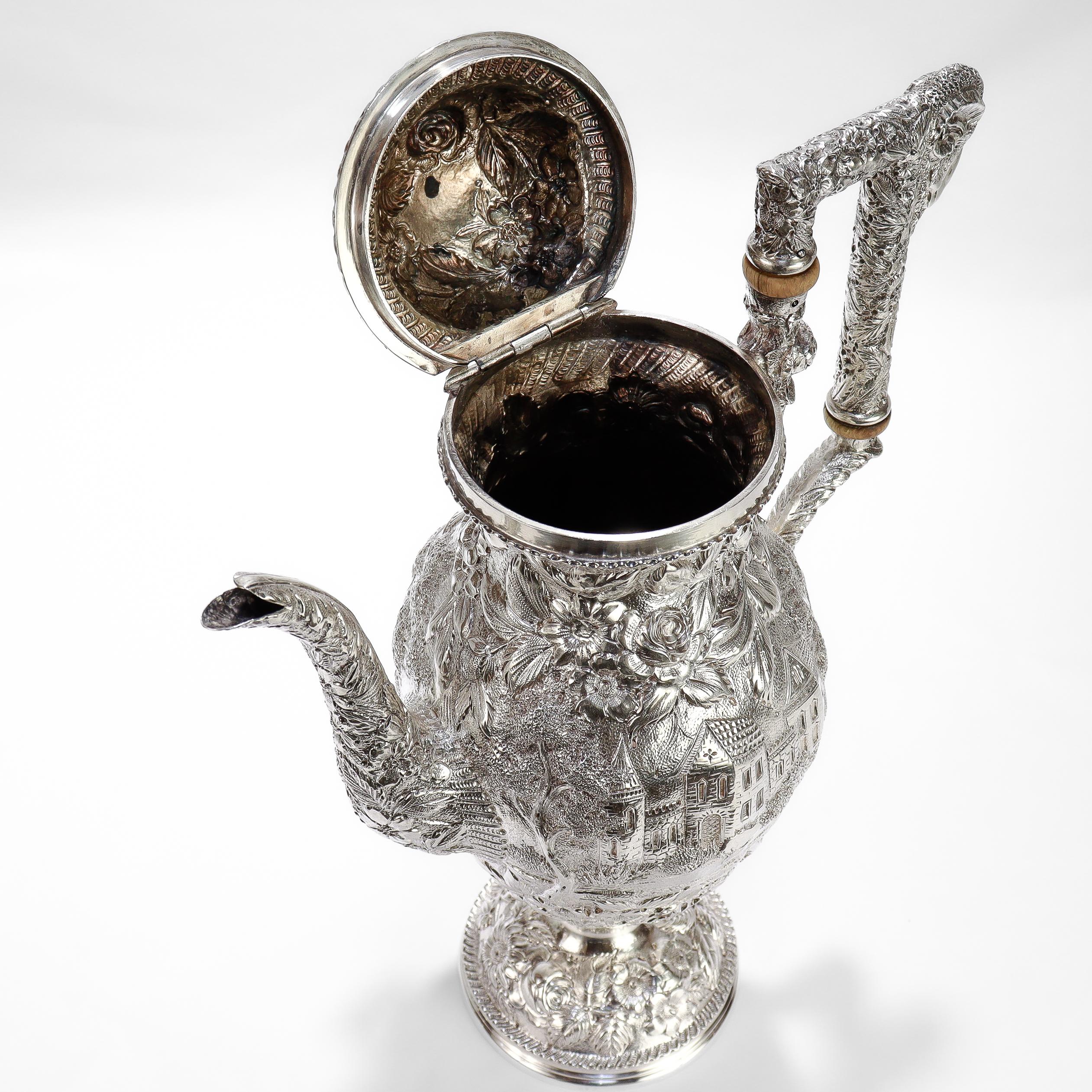 Antigua tetera de plata de ley de Baltimore con repujado del patrón del castillo de Schofield Plata esterlina en venta