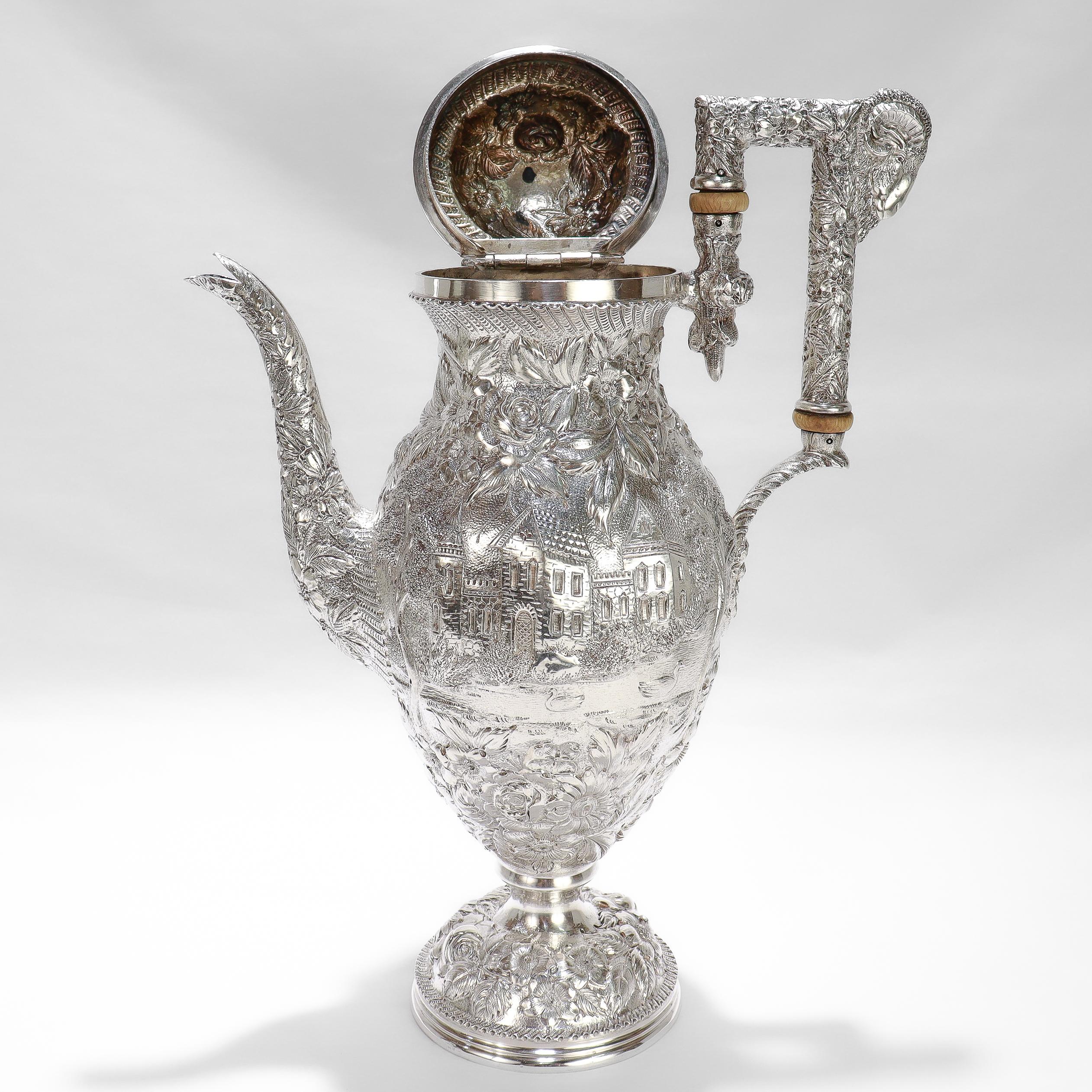 Antigua tetera de plata de ley de Baltimore con repujado del patrón del castillo de Schofield en venta 1
