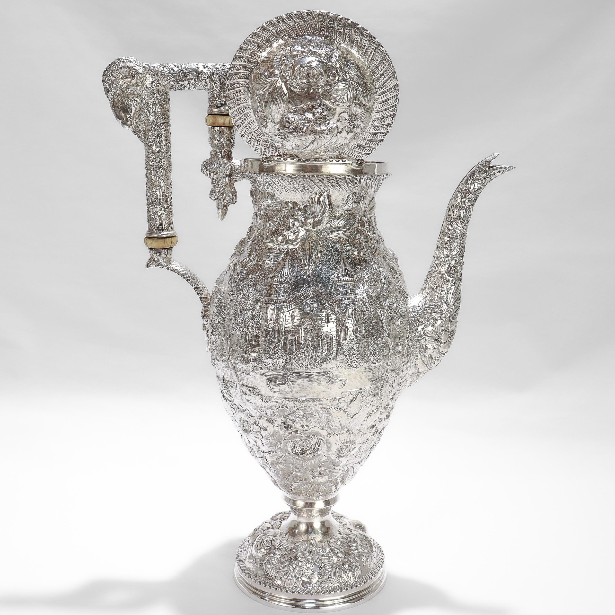 Antigua tetera de plata de ley de Baltimore con repujado del patrón del castillo de Schofield en venta 2