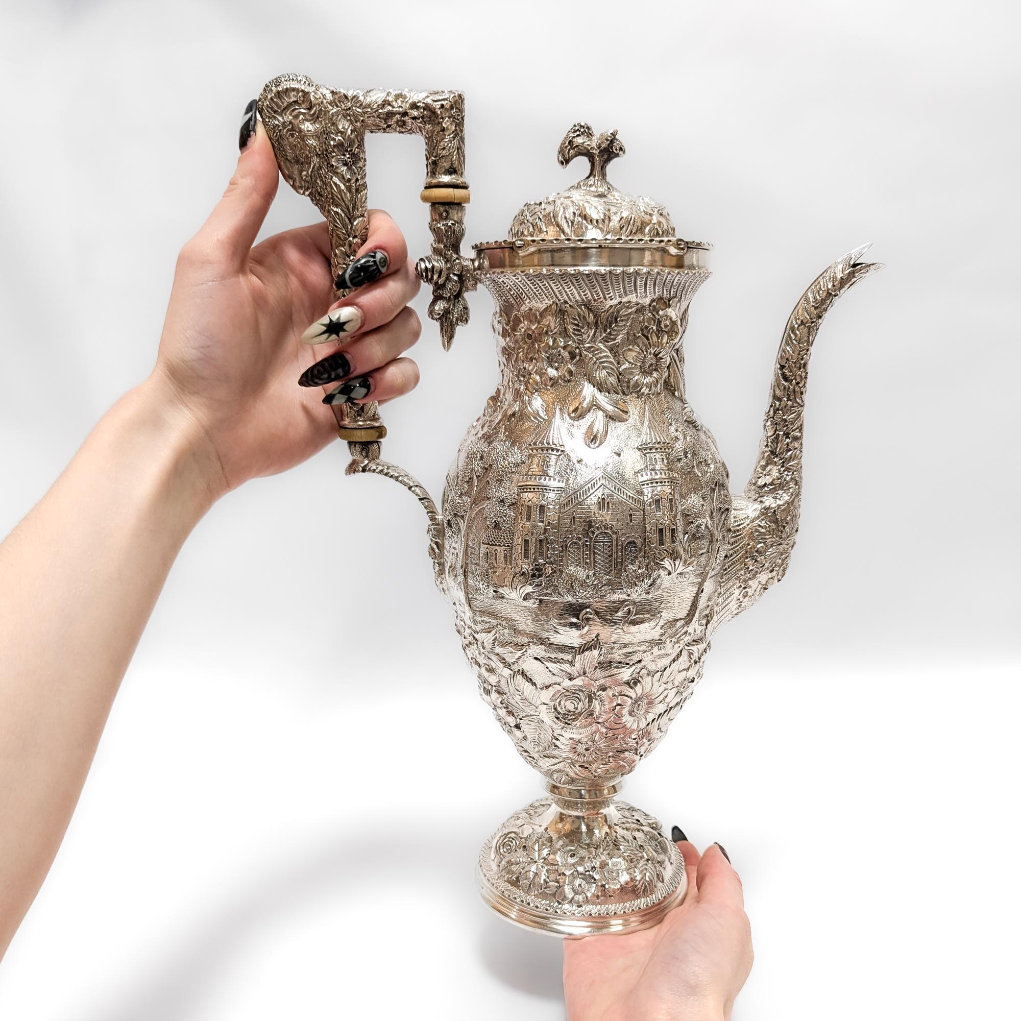 Une belle cafetière ancienne en argent repoussé de Baltimore.

Par Schofield.

En argent sterling. 

Dans le rare motif 