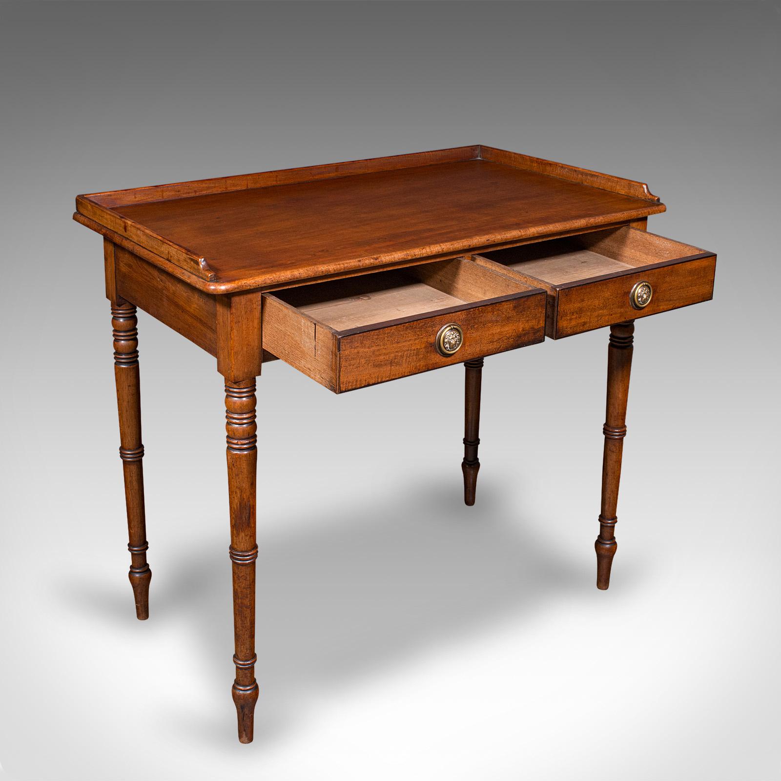 Se trata de un antiguo escritorio de erudito. Mesa auxiliar o de escritorio inglesa, de caoba, del periodo de la Regencia, hacia 1820. Un delicioso ejemplo de diseño refinado y artesanía duradera, con proporciones elegantes y un tono rico.

Preciosa