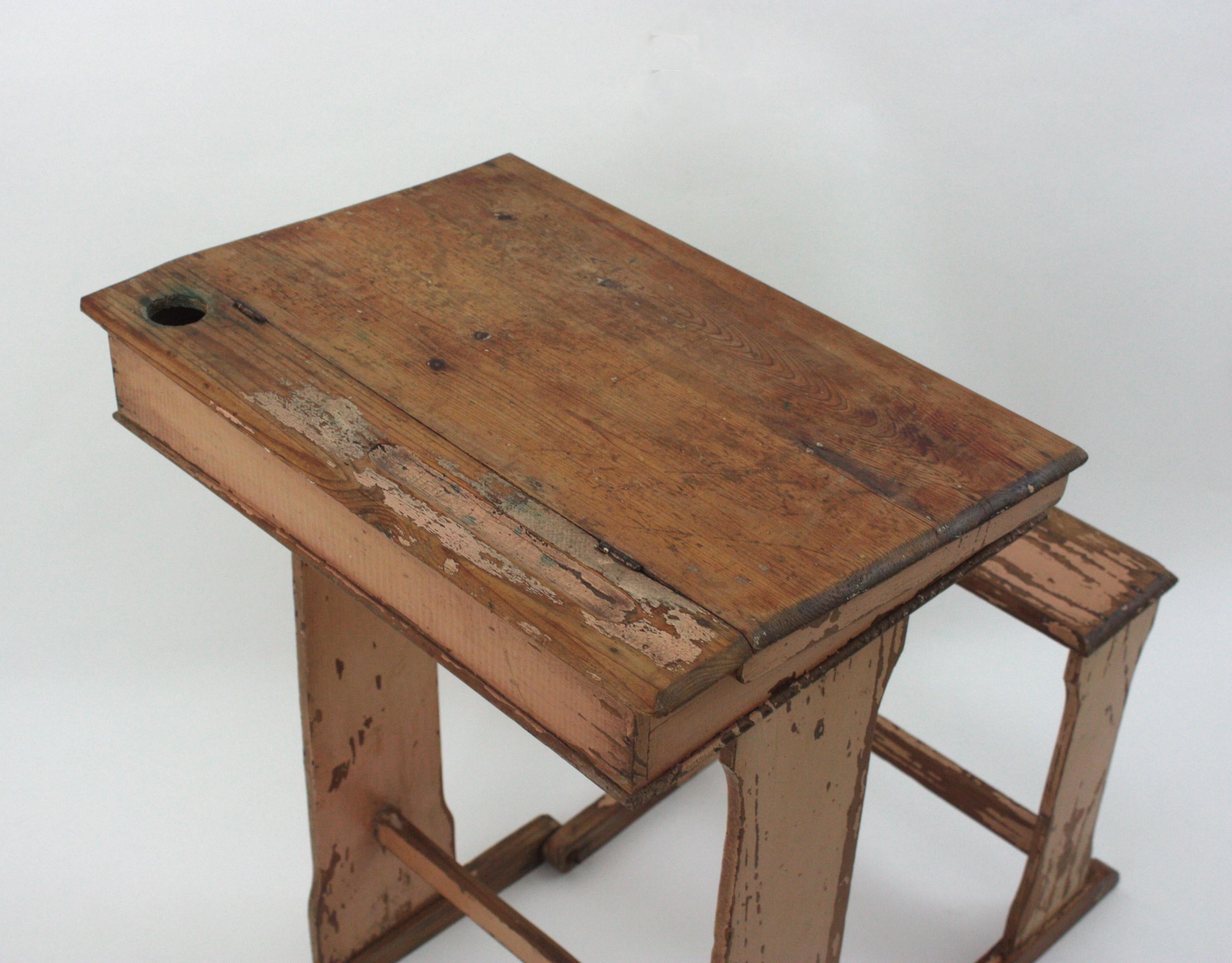 Bureau d'écolier ancien avec siège pliant en patine rose douce en vente 3