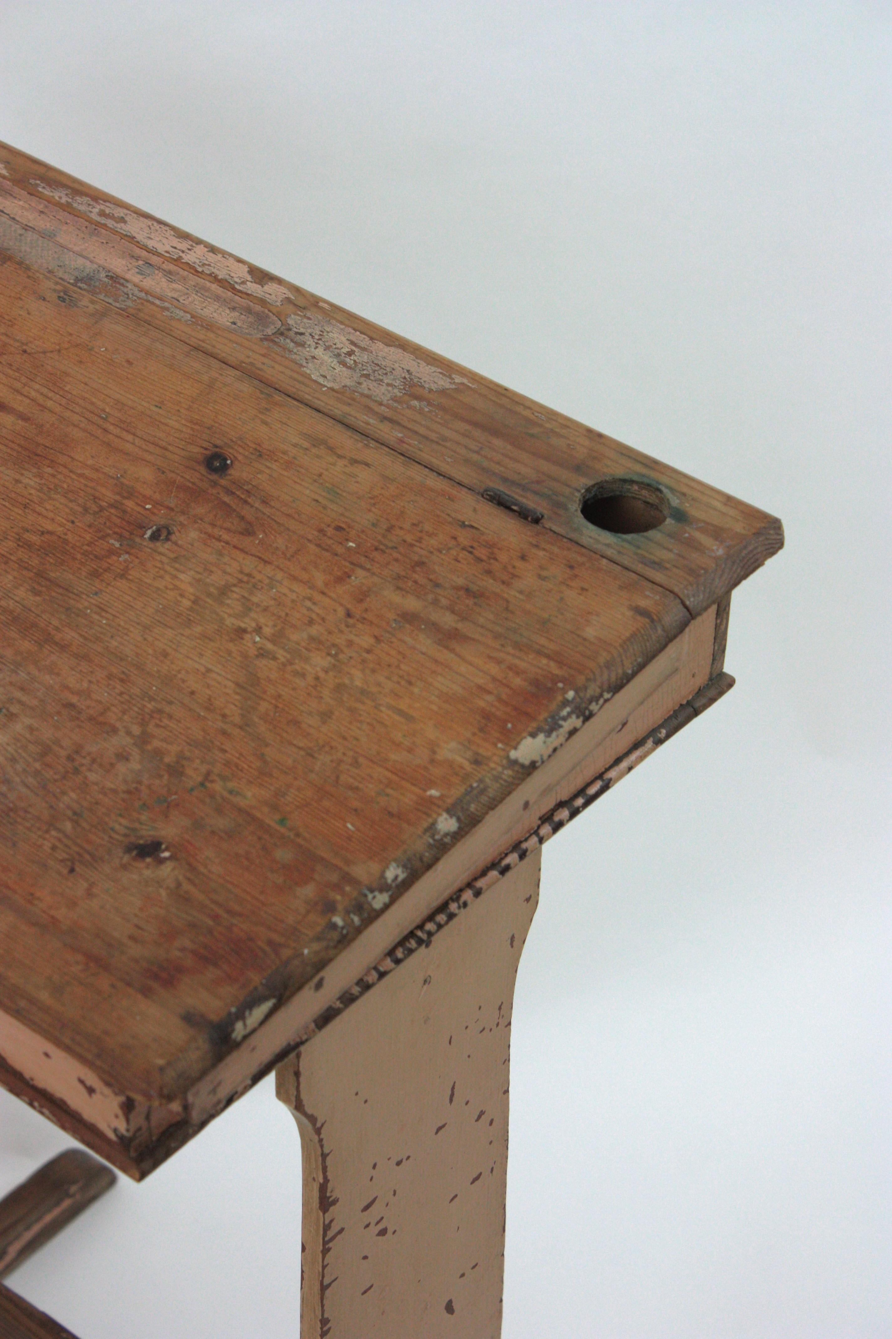 Bureau d'écolier ancien avec siège pliant en patine rose douce en vente 6