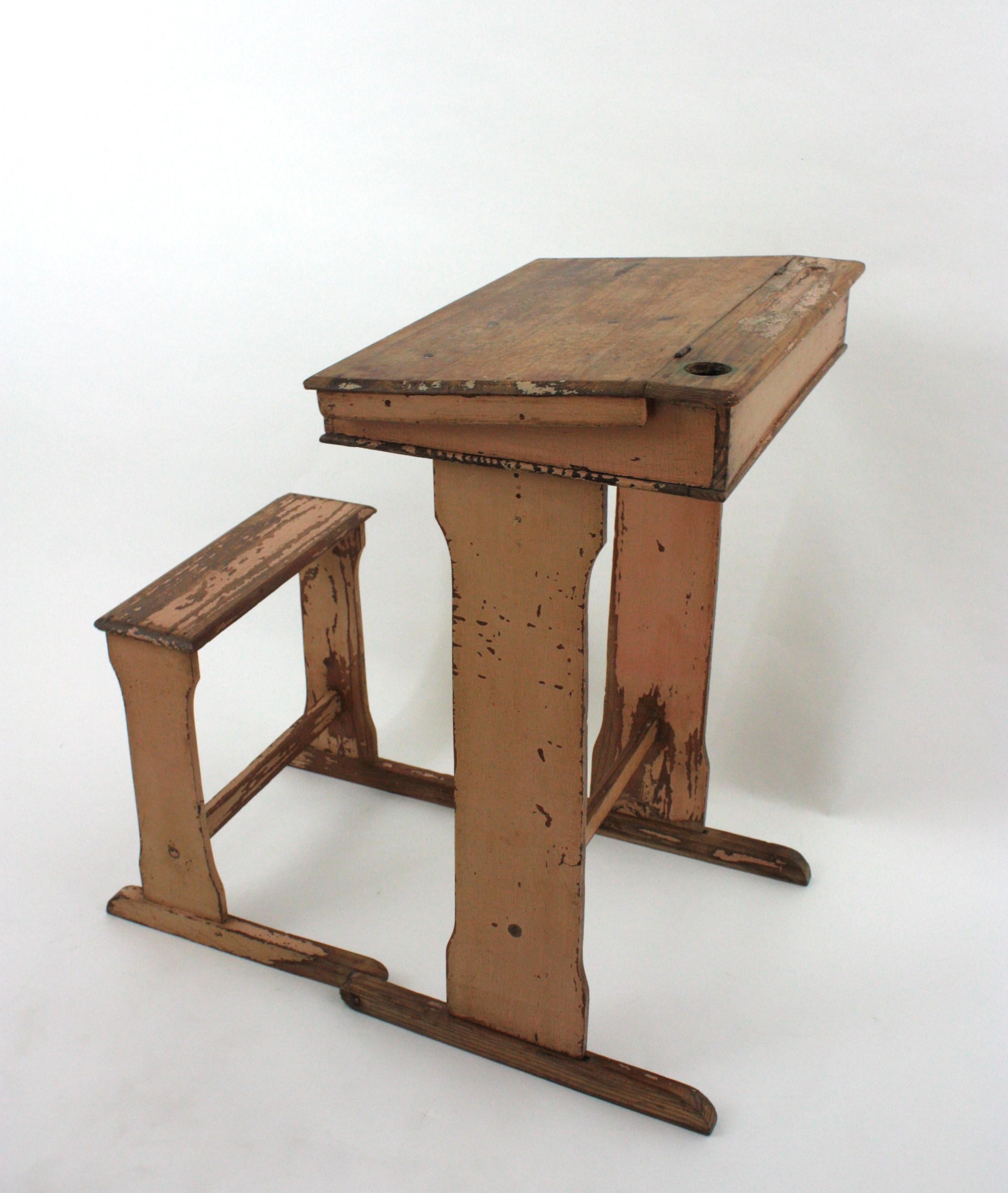 Bureau d'écolier ancien avec siège pliant en patine rose douce en vente 8