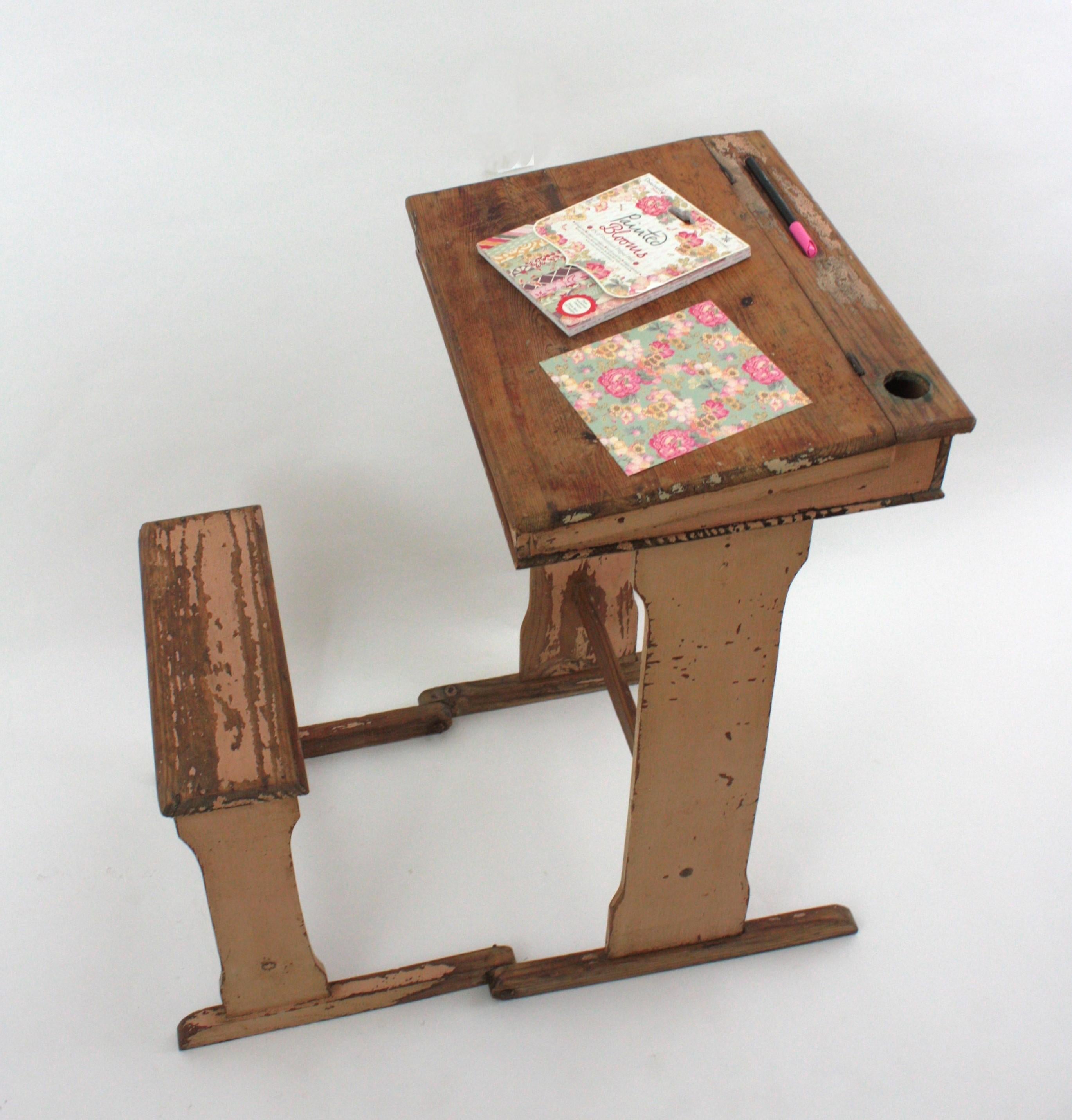 Bureau d'écolier ancien avec siège pliant en patine rose douce en vente 9